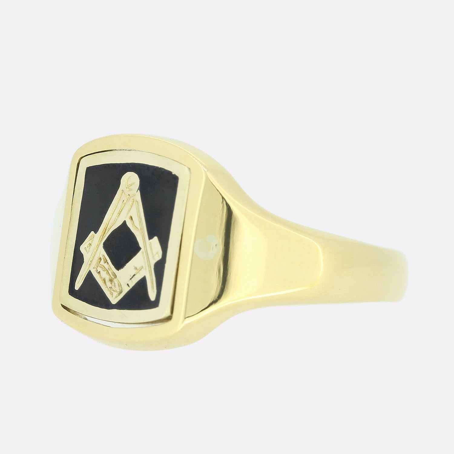 This is a vintage 18ct yellow gold spinning masonic signet ring. One side has a gold masonic symbol on black enamel backing and the other is plain and unembellished. The face is a rectangular shape with rounded corners.

Condition: Used