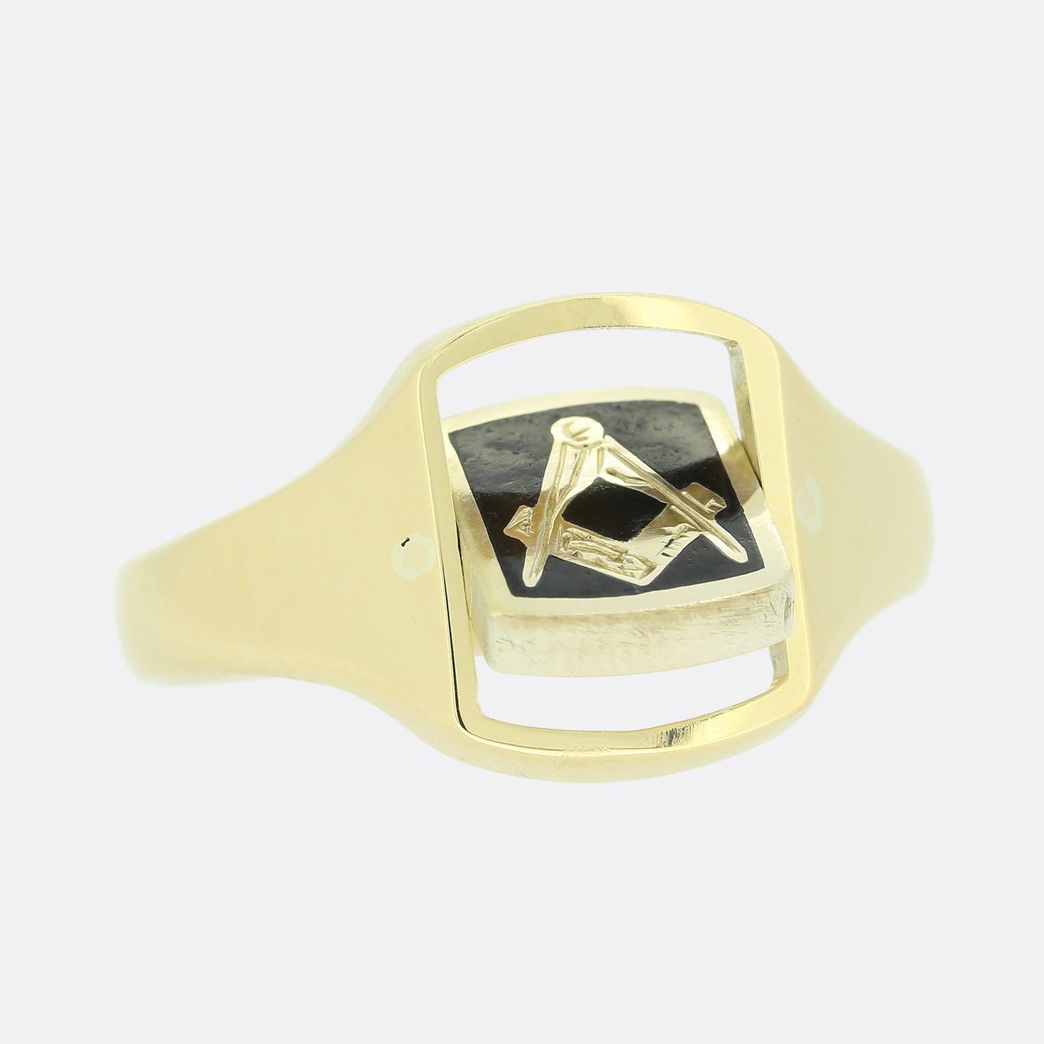 Vintage Spinning Masonic Signet Ring In Good Condition For Sale In London, GB
