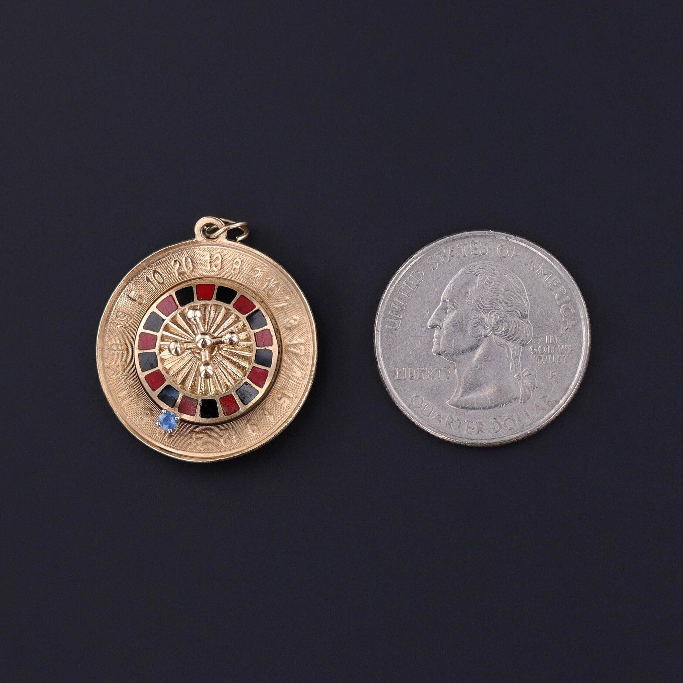Pendentif en or 14k avec émail et saphir - Roulette mobile (c. 1960-1970)

Clin d'œil ludique au glamour du milieu du siècle, ce pendentif vintage en forme de roulette, datant des années 1960-1970, allie l'élégance à une touche de fantaisie. Réalisé
