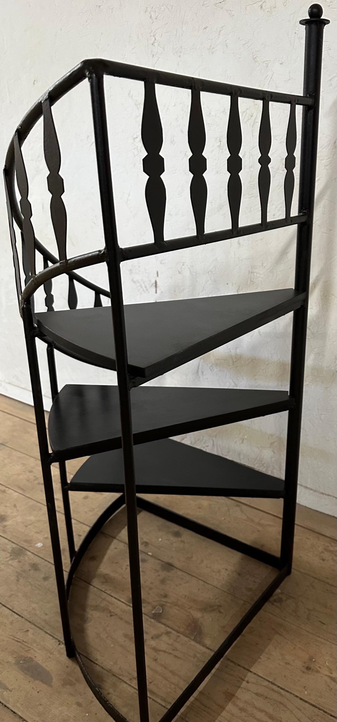 Spiral 3- Stufen-Bibliotheksschritte oder Ständer aus Metall und Holz (Italienisch) im Angebot