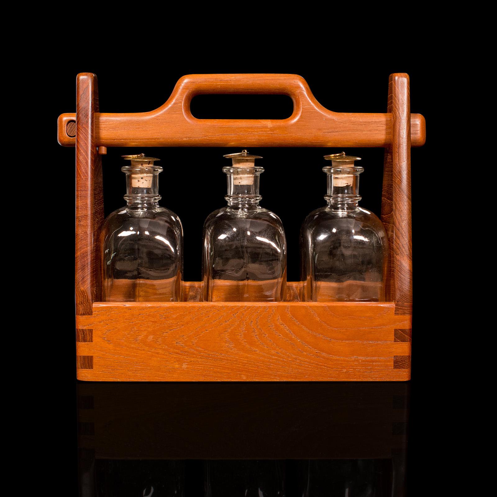 20ième siècle Vintage Spirit Tantalus danois, teck, verre, boîte de bar, carafes, milieu du siècle dernier en vente