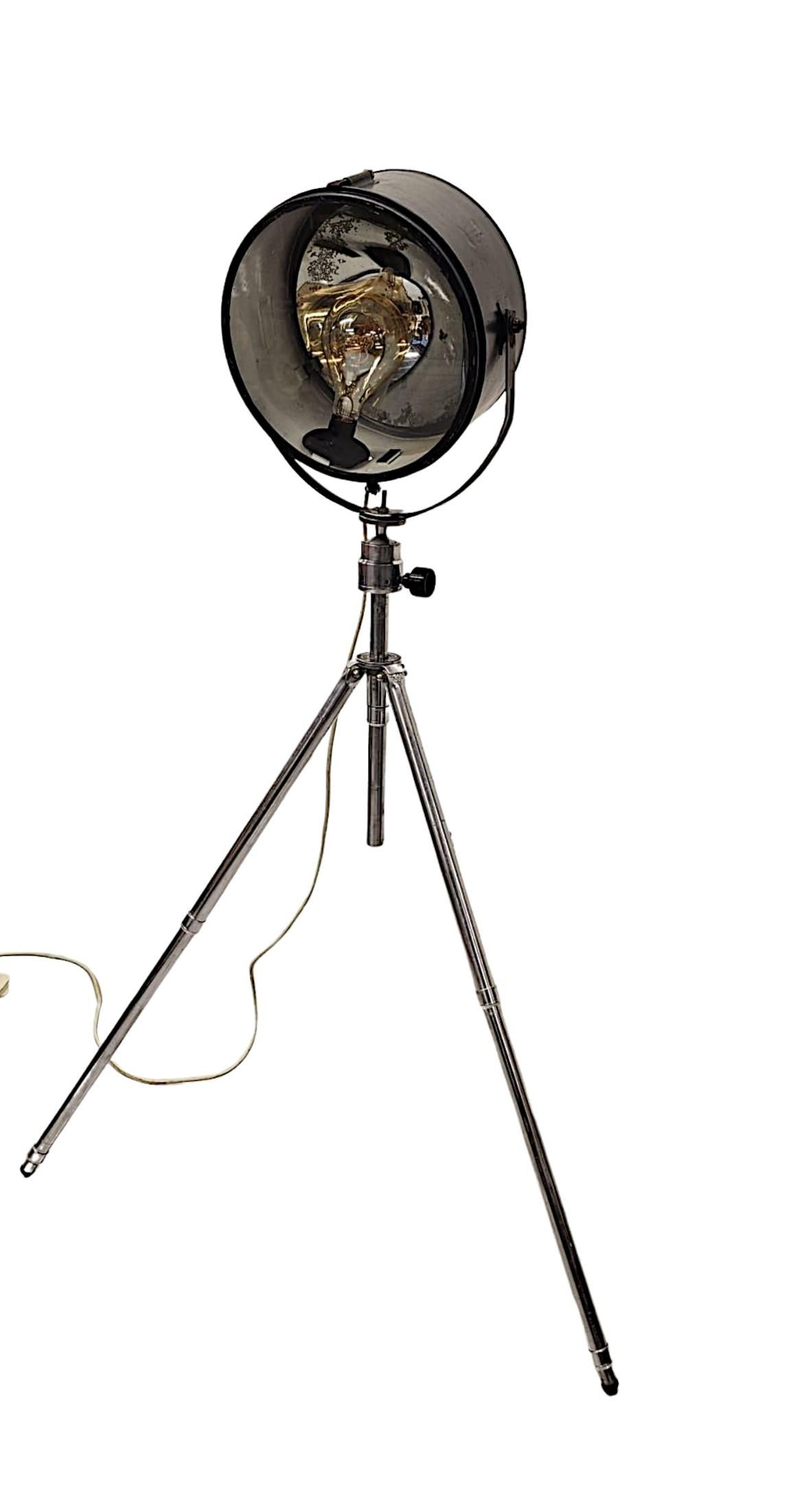Un insolito faretto vintage, questo favoloso pezzo presenta una testa in metallo nero ed è montato su un cavalletto regolabile in alluminio degli anni '60.  

Dimensioni: 
Altezza totale: 73 in / 185,5 cm   
Altezza minima: 61 in / 155 cm 
Larghezza