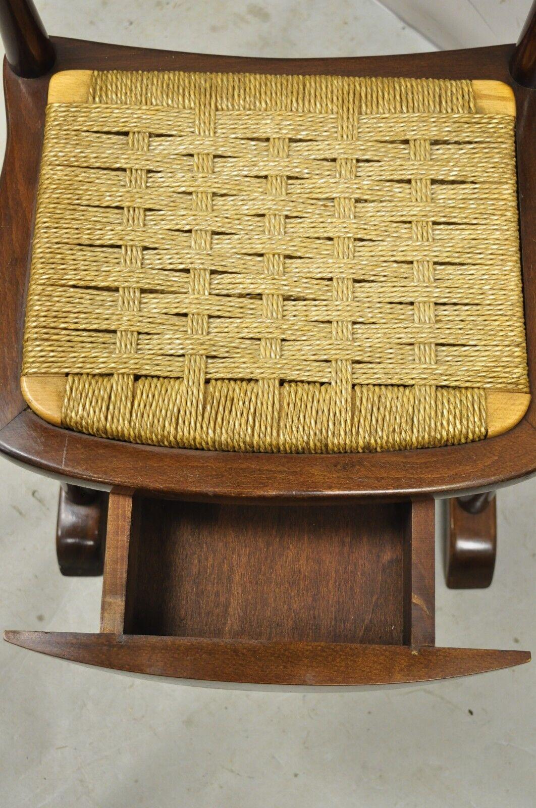 Bois Vieille chaise de chambre à coucher italienne moderne du milieu du siècle avec tiroir SPQR en vente