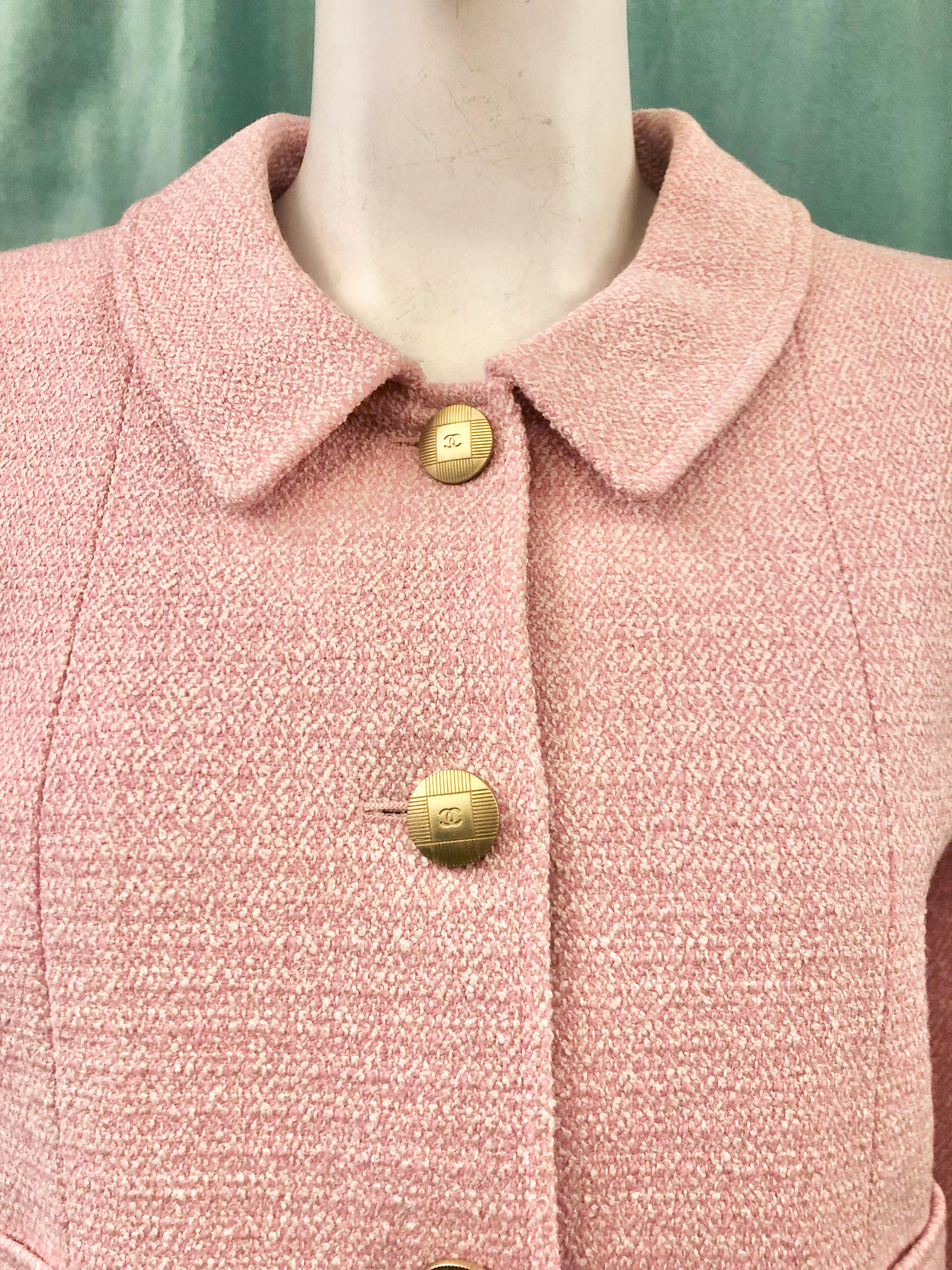 - Vintage Chanel pink/white tweed suit from spring 1998. 

- Gold hardware “CC” buttons closure. 

- Four front pockets. 

- Boxy straight cut. 

- Silk “CC” lining with gold chain.

- Size 40. 

