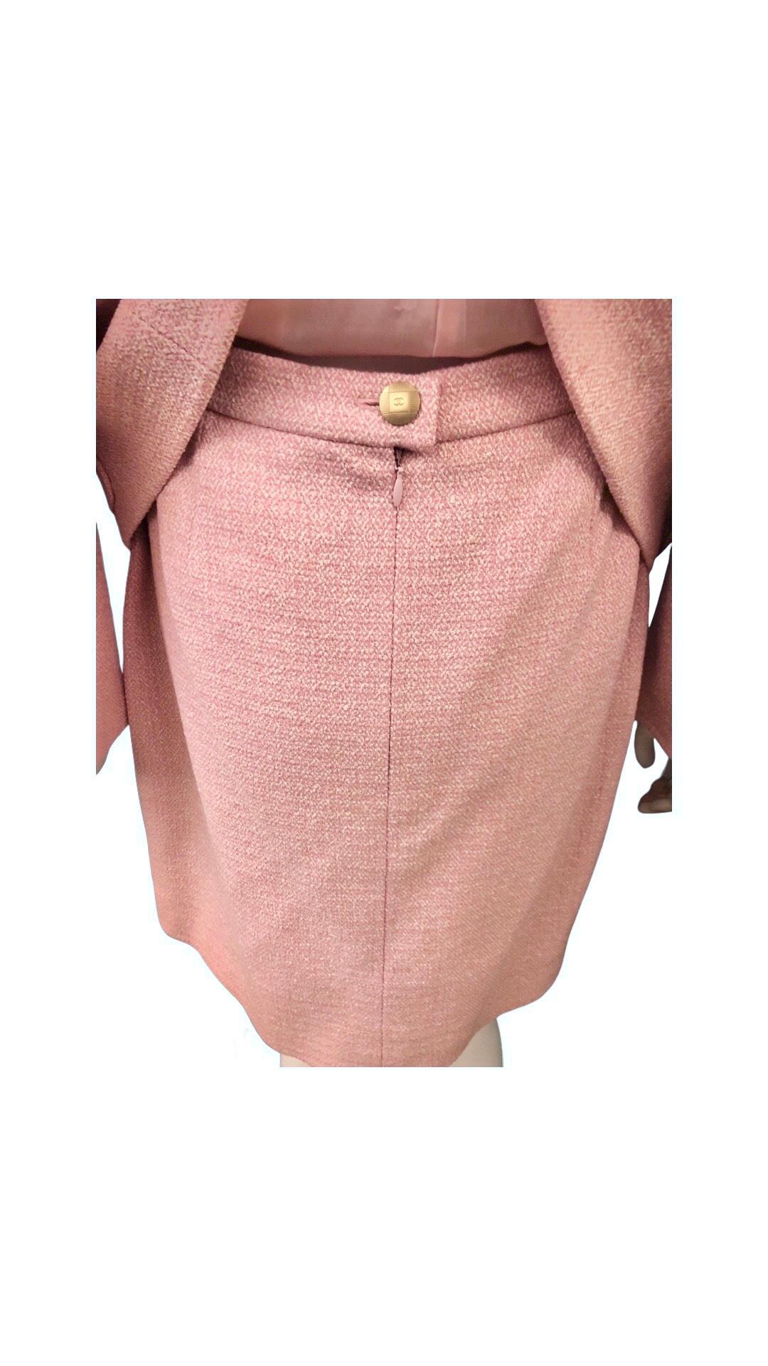 Vintage Spring 1998 Chanel Pink/White Tweed Suit  In Excellent Condition For Sale In Sheung Wan, HK