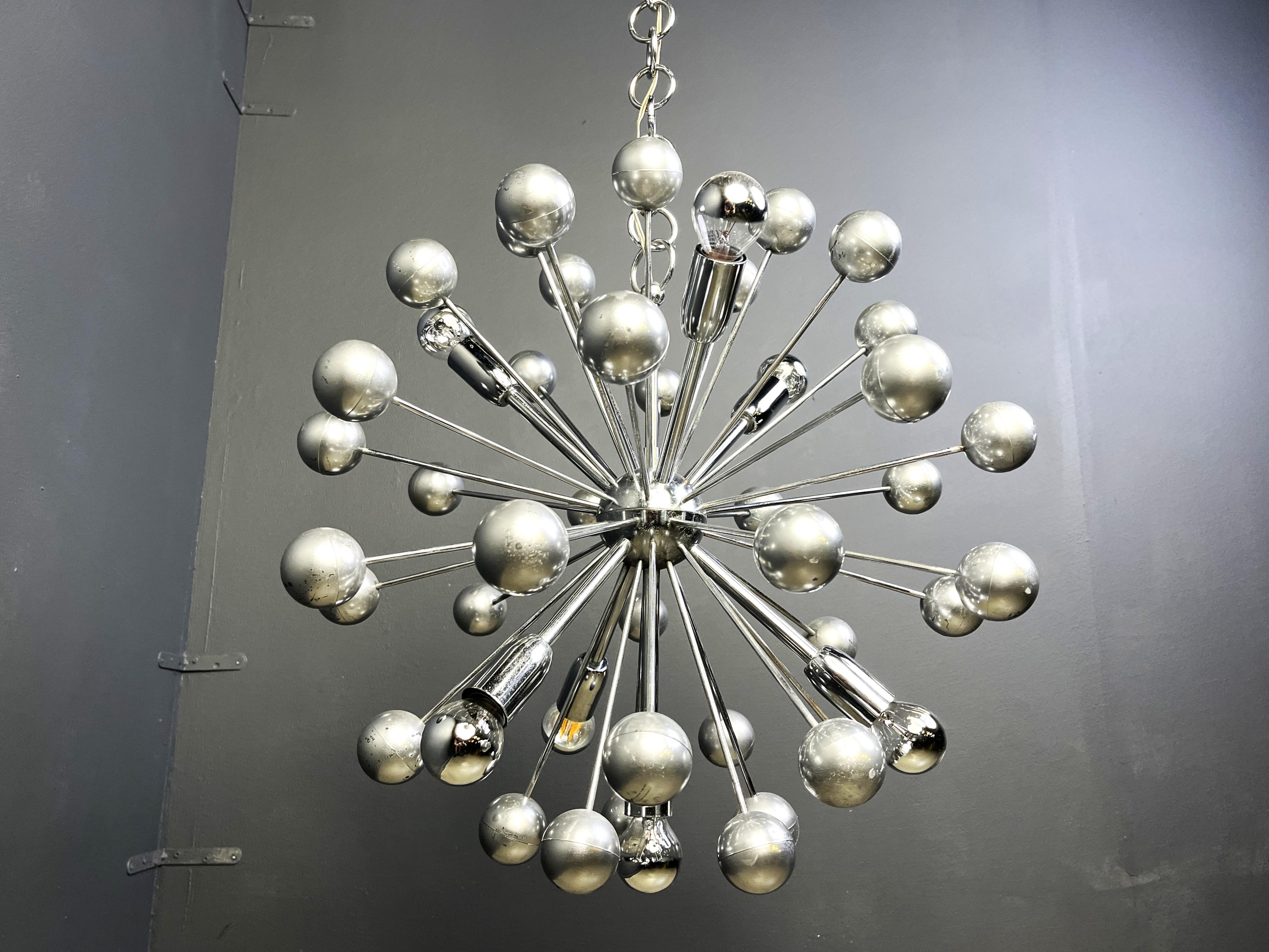 Vintage sputnik chandelier, 1960s In Good Condition For Sale In Leuven, Vlaams Gewest