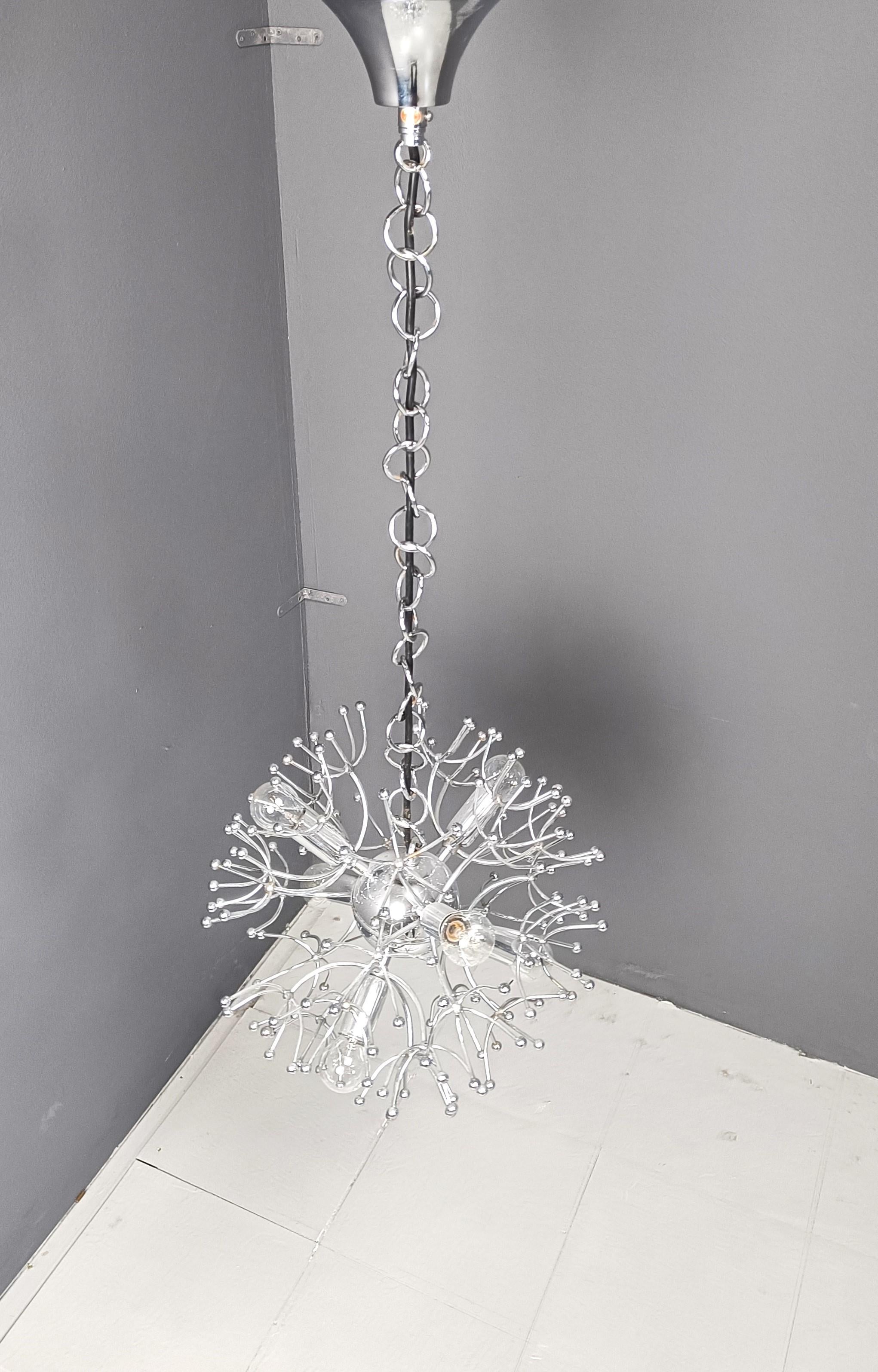 
Lampadario Sputnik cromato di metà secolo di Gaetano Sciolari.

La lampada emette una luce spettacolare.

Leggera patina visibile.

Testato e pronto per essere utilizzato con le normali lampadine E14. Il lampadario è compatibile con tutti i