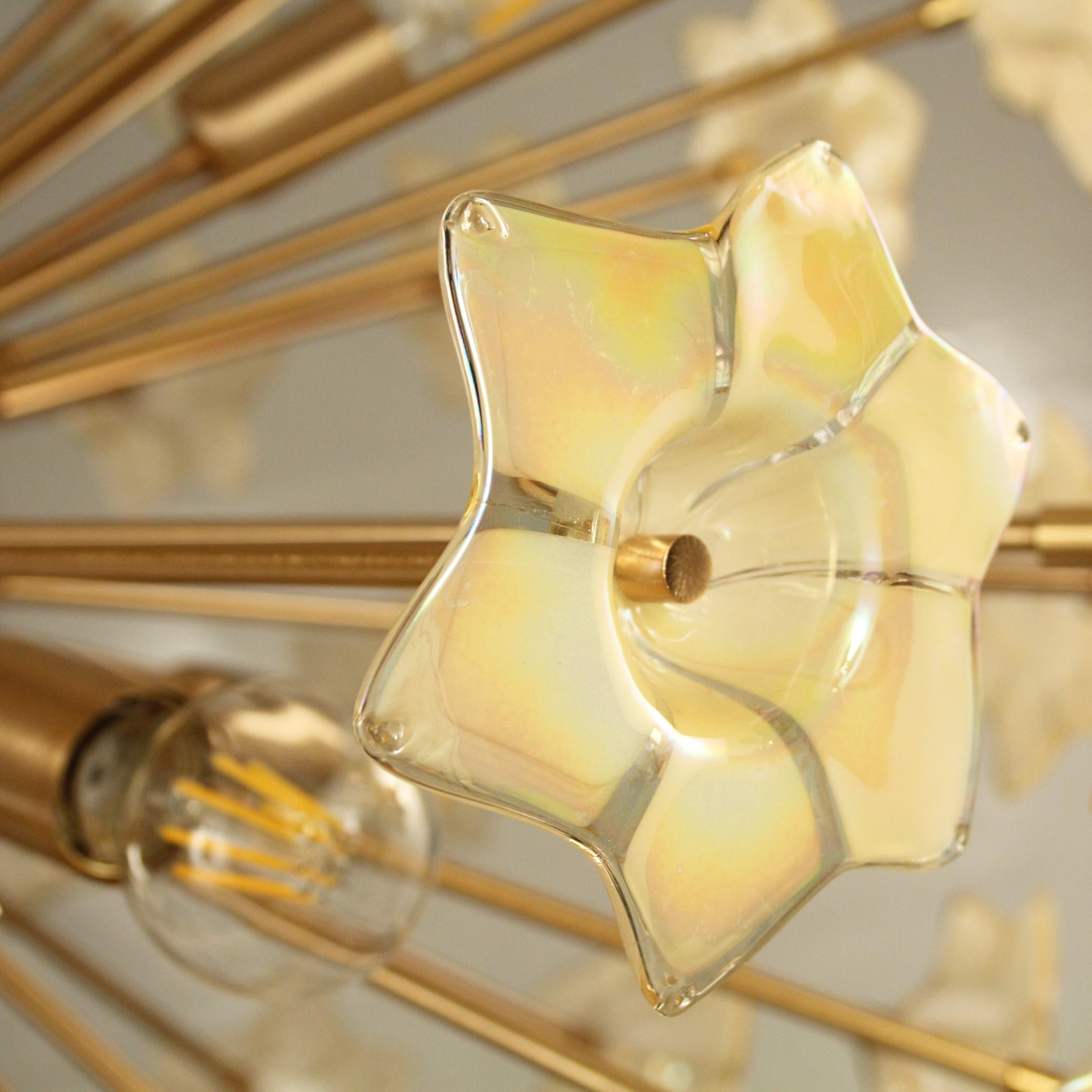 Lampadario Sputnik con fiori in vetro di Murano iridescenti e struttura in ottone in vendita 4