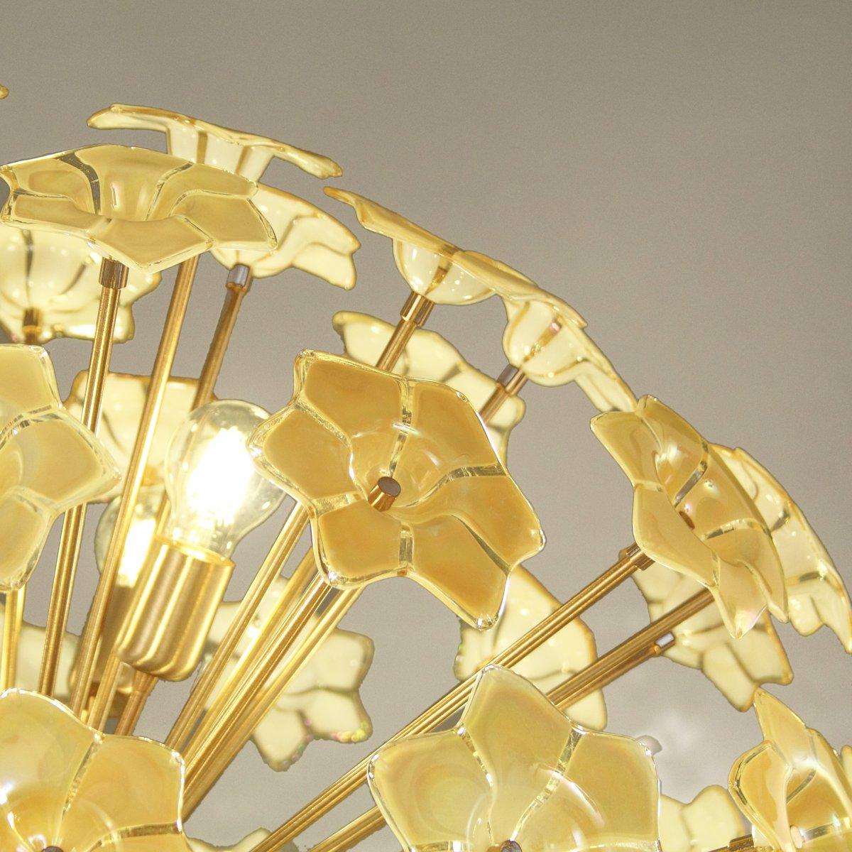 Italiano Lampadario Sputnik con fiori in vetro di Murano iridescenti e struttura in ottone in vendita