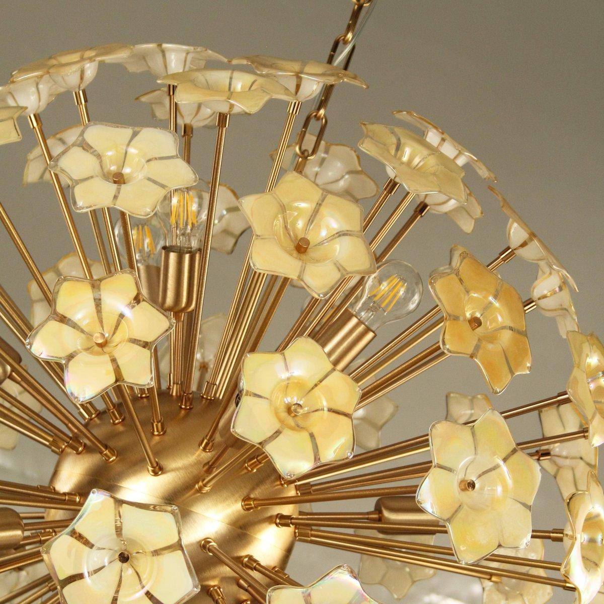 Lampadario Sputnik con fiori in vetro di Murano iridescenti e struttura in ottone In condizioni ottime in vendita a Venezia, IT