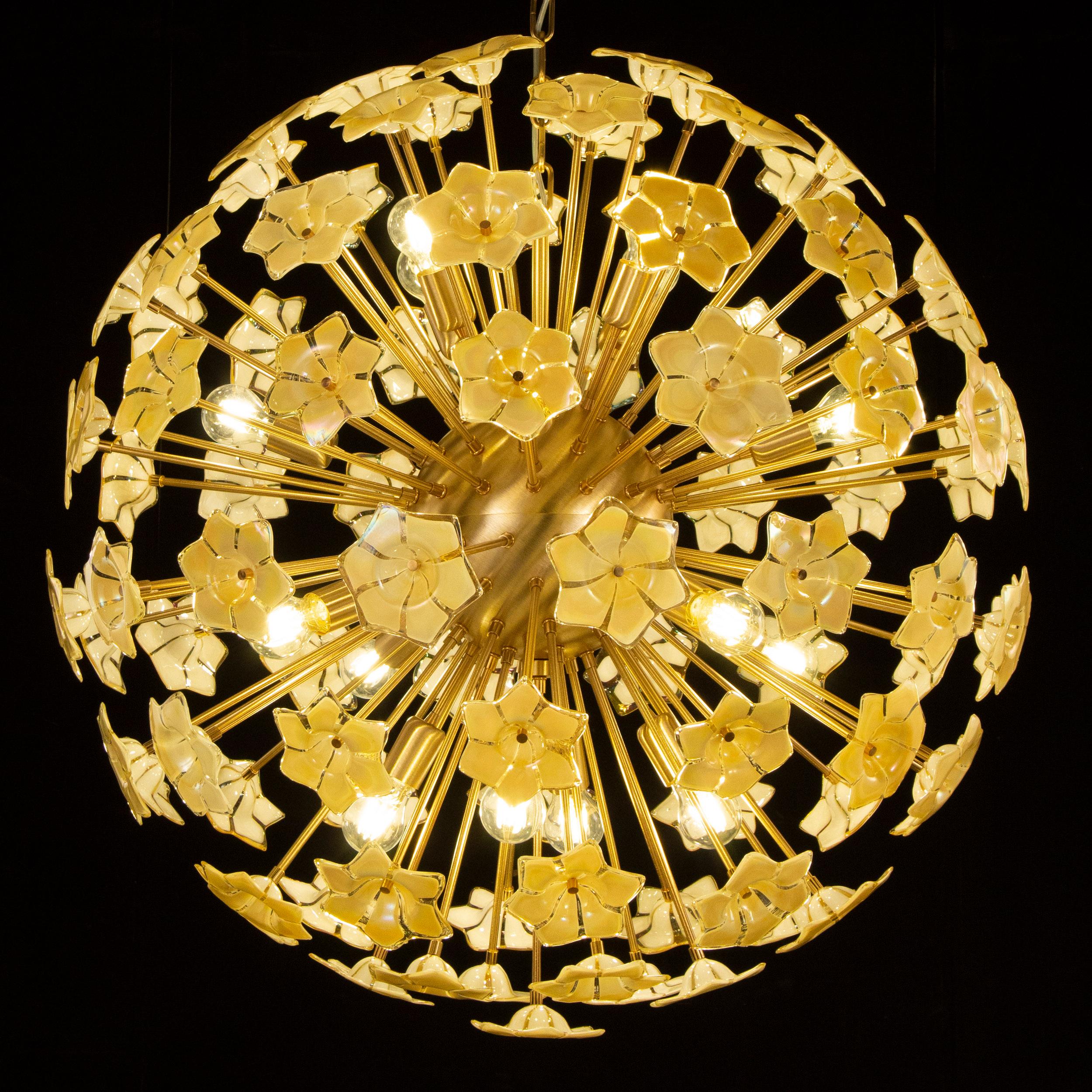 XX secolo Lampadario Sputnik con fiori in vetro di Murano iridescenti e struttura in ottone in vendita