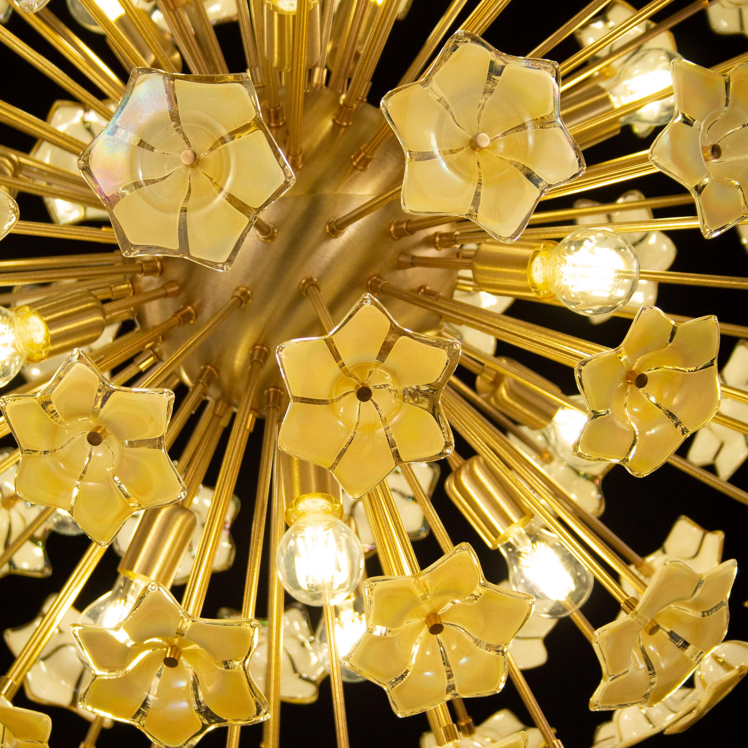 Ottone Lampadario Sputnik con fiori in vetro di Murano iridescenti e struttura in ottone in vendita