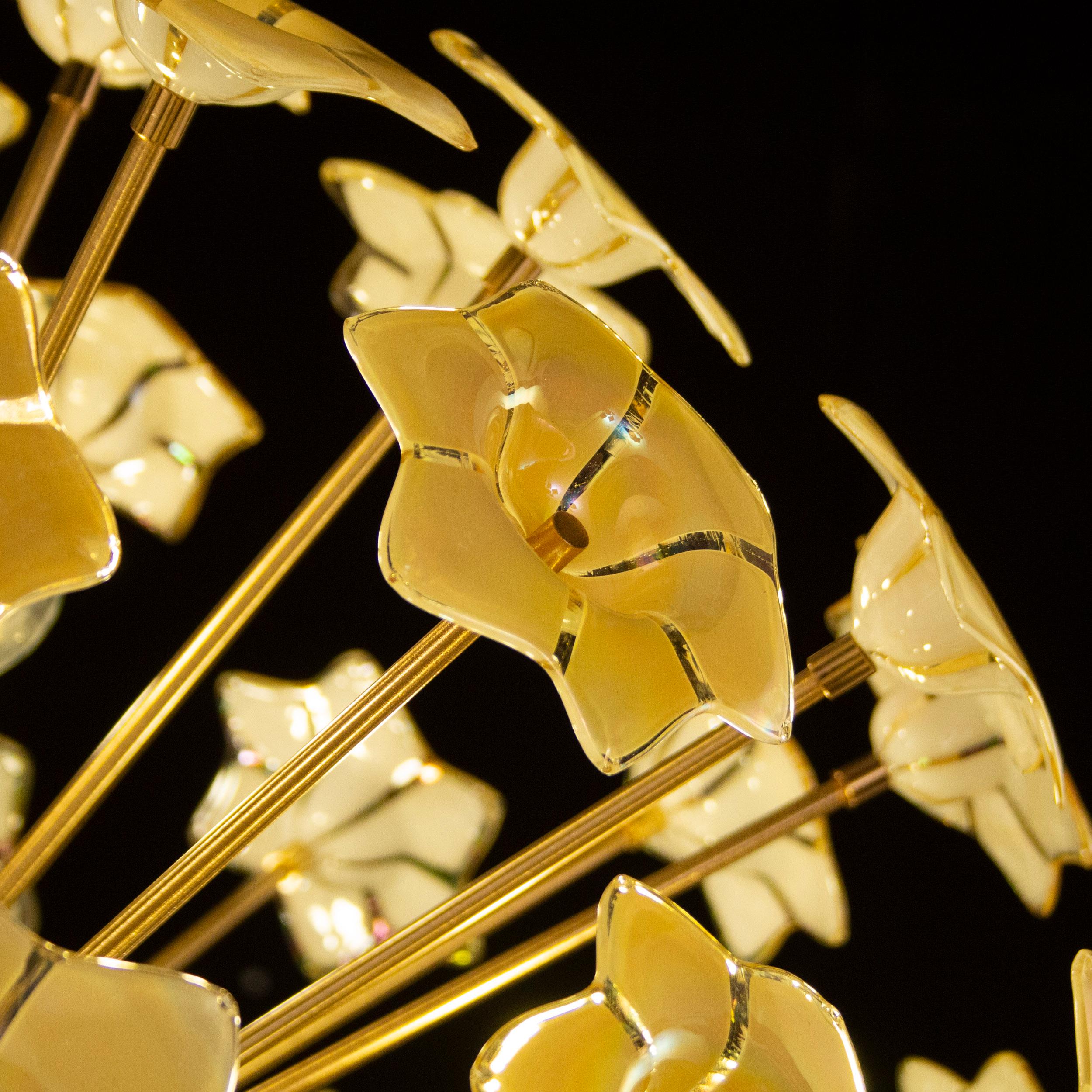 Lampadario Sputnik con fiori in vetro di Murano iridescenti e struttura in ottone in vendita 1