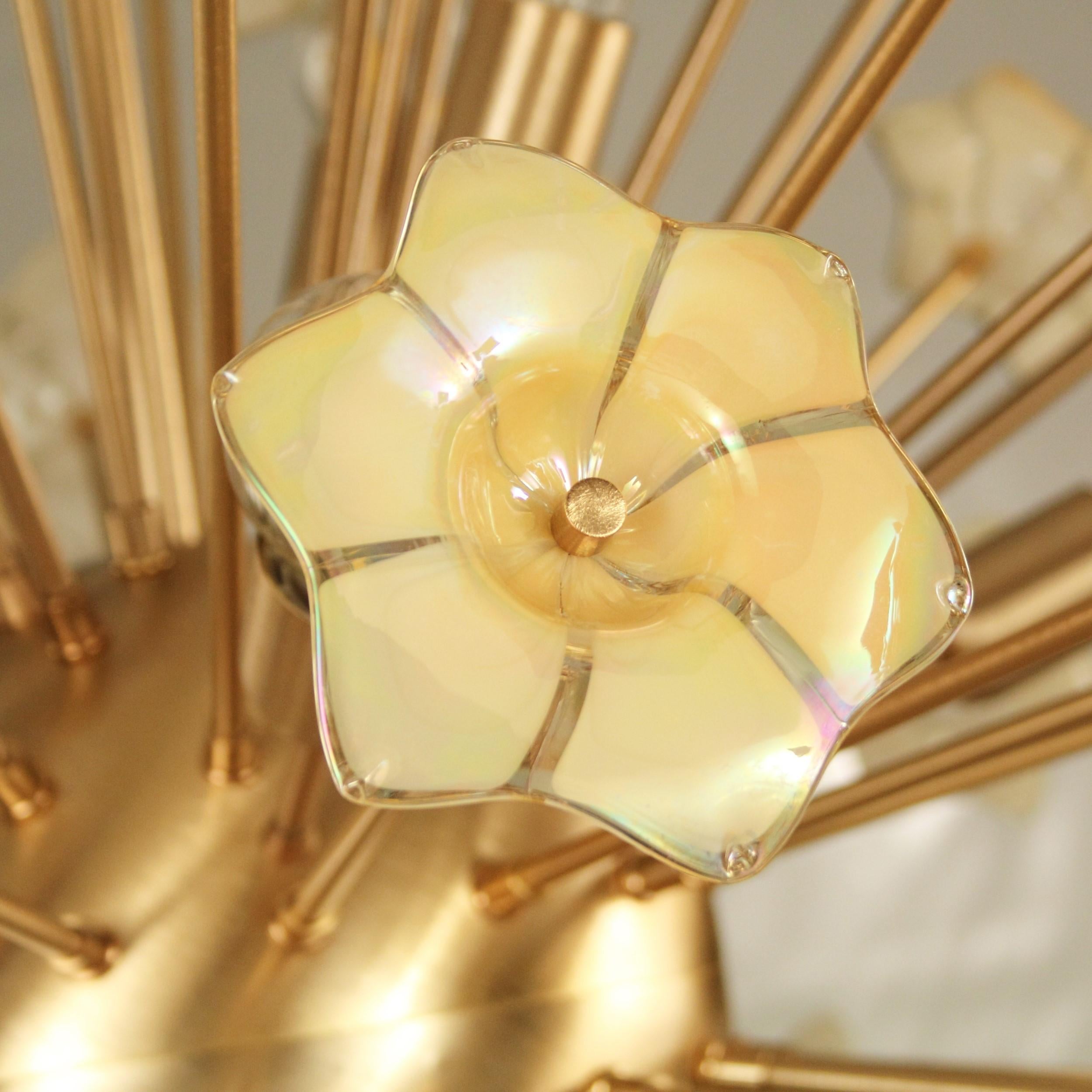 Lampadario Sputnik con fiori in vetro di Murano iridescenti e struttura in ottone in vendita 3