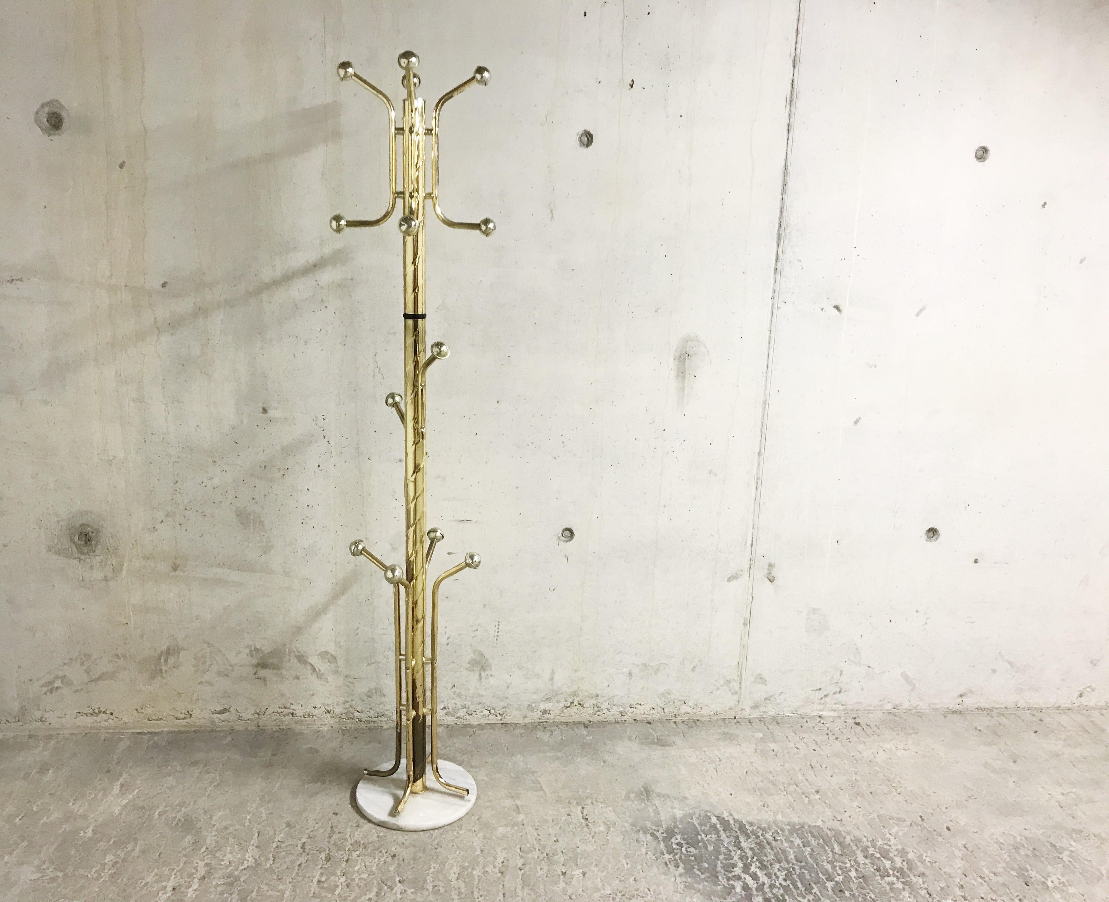 Midcentury golden Sputnik coat stand.

Original Space Age design and beautiful patina.

Lots of practical hooks and white marble base

1960s, France

Good condition.

Dimensions:
Height: 180cm/70.86