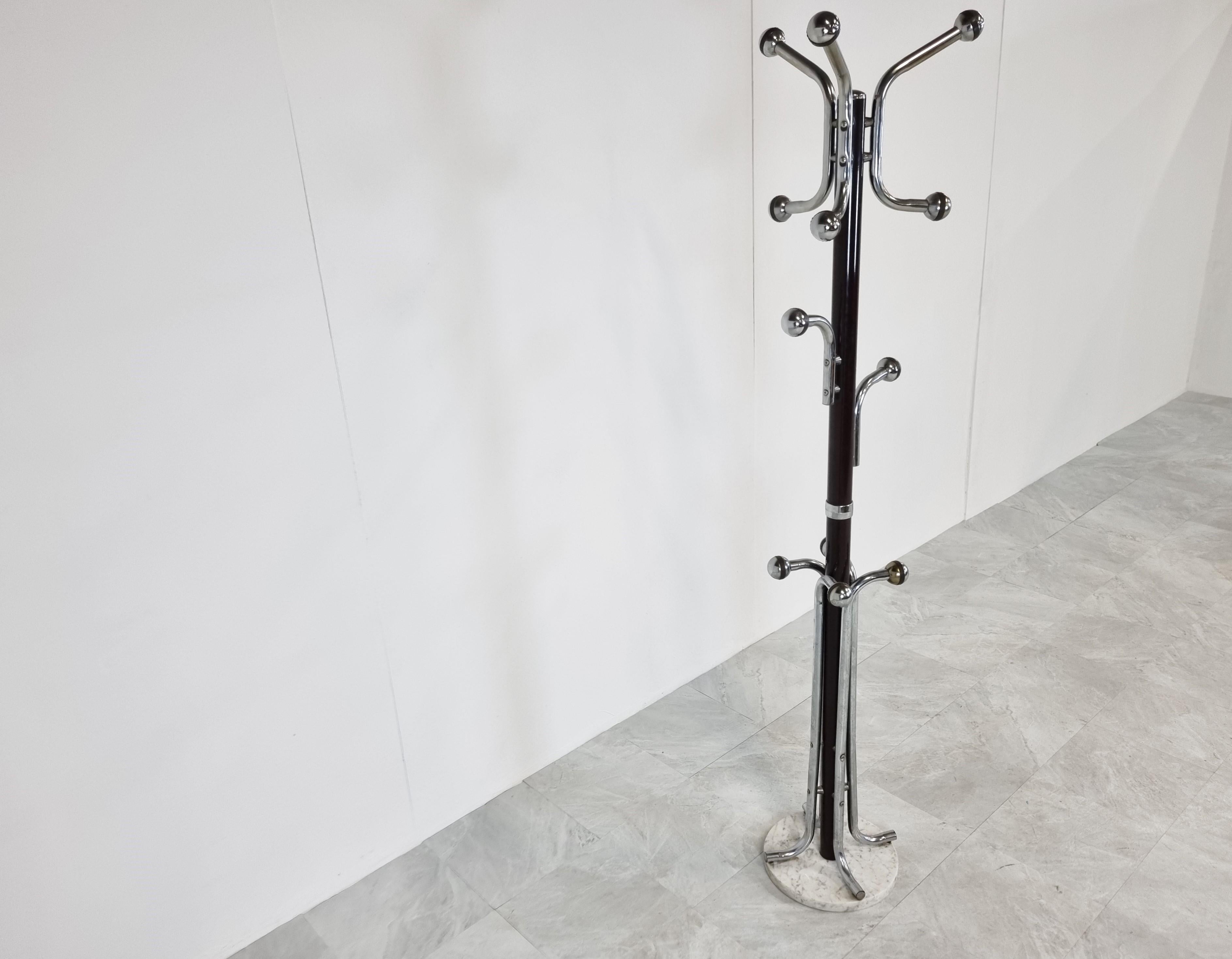 Mid century chrome and blacquered metal sputnik coat stand.

Space age design.

Lots of practical hooks and white marble base

1960s - France

Good condition.

Dimensions:
Height: 173cm/68.11