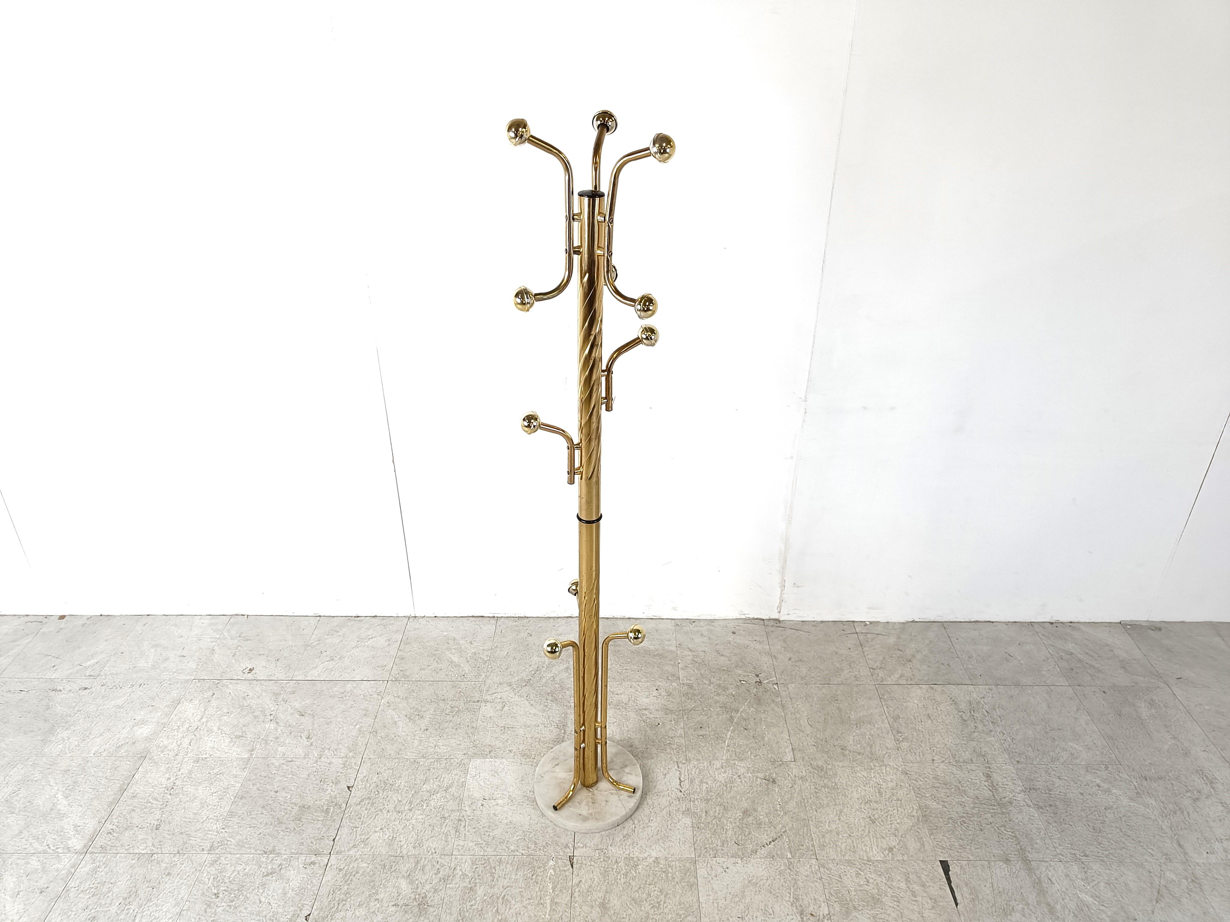 Mid century golden sputnik coat stand.

Original space age design and beautiful patina.

Lots of practical hooks and white marble base

1960s - France

Good condition.

Dimensions:
Height: 180cm/70.86