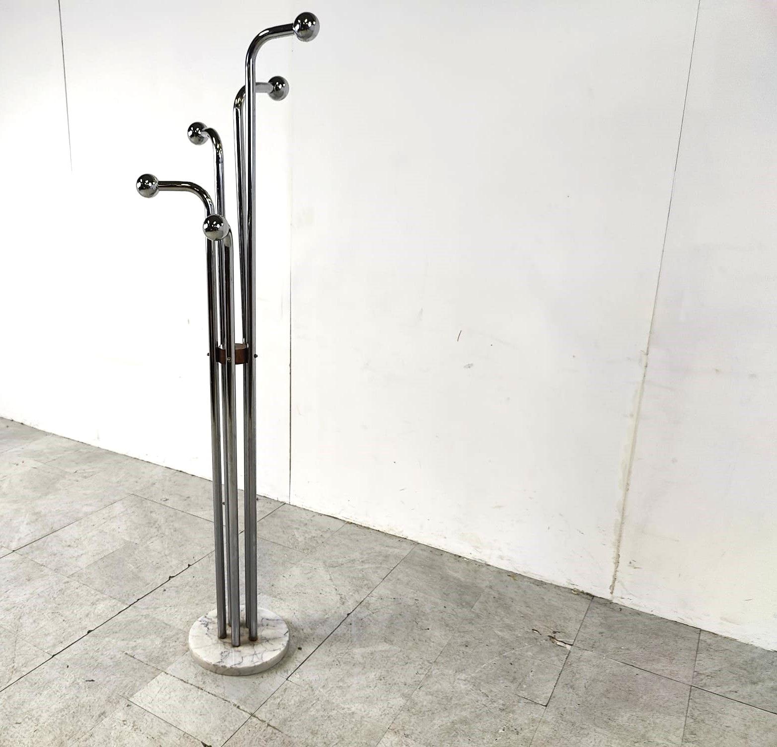 Mid century chrome  sputnik coat stand.

Space age design.

Lots of practical hooks and white marble base

1960s - France

Good condition.

Dimensions:
Height: 170cm
Diameter: 46cm

Ref.: 301951