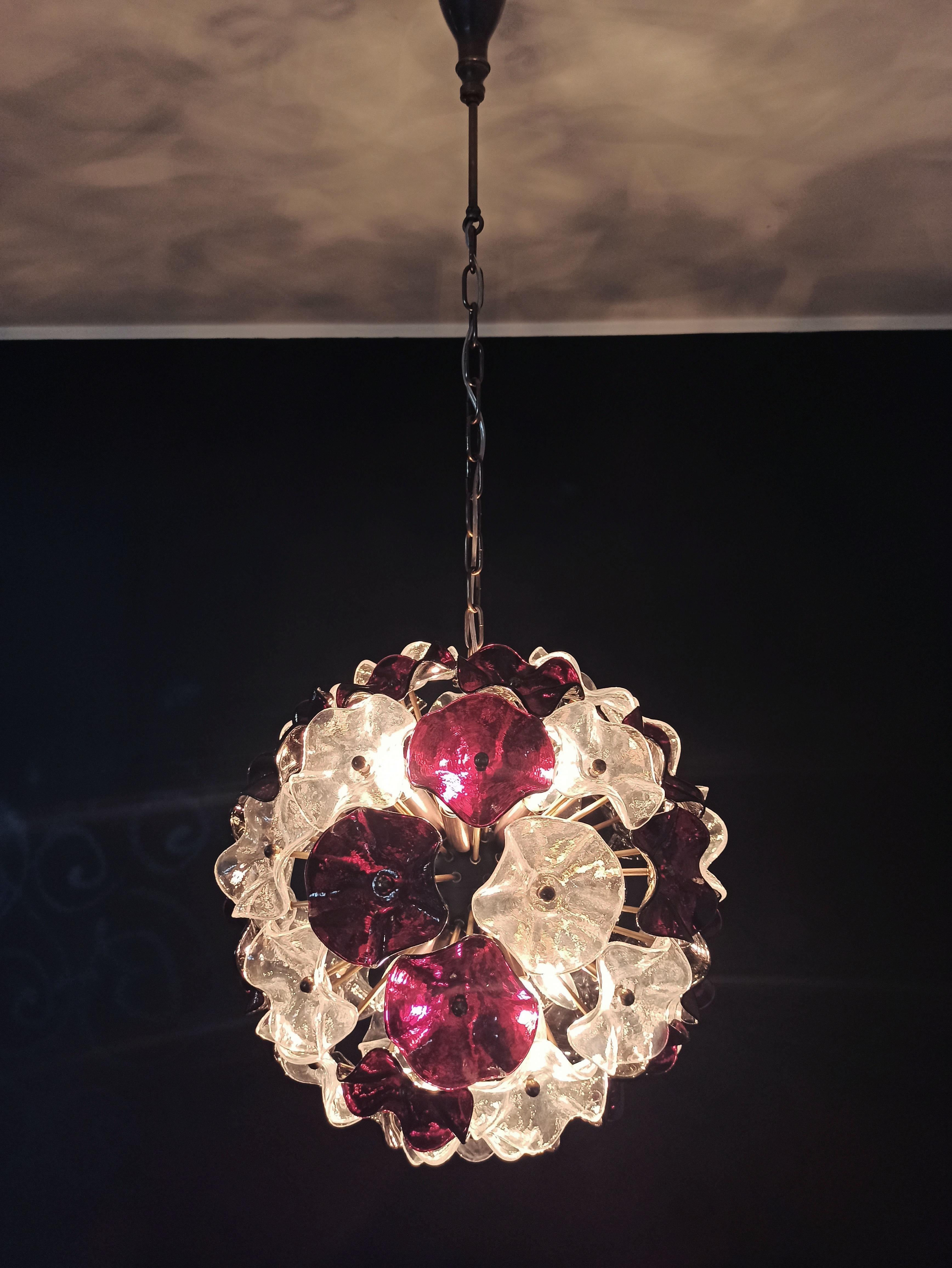 Vetro soffiato Lampadario vintage Sputnik in cristallo italiano, 51 vetri trasparenti e ametista in vendita
