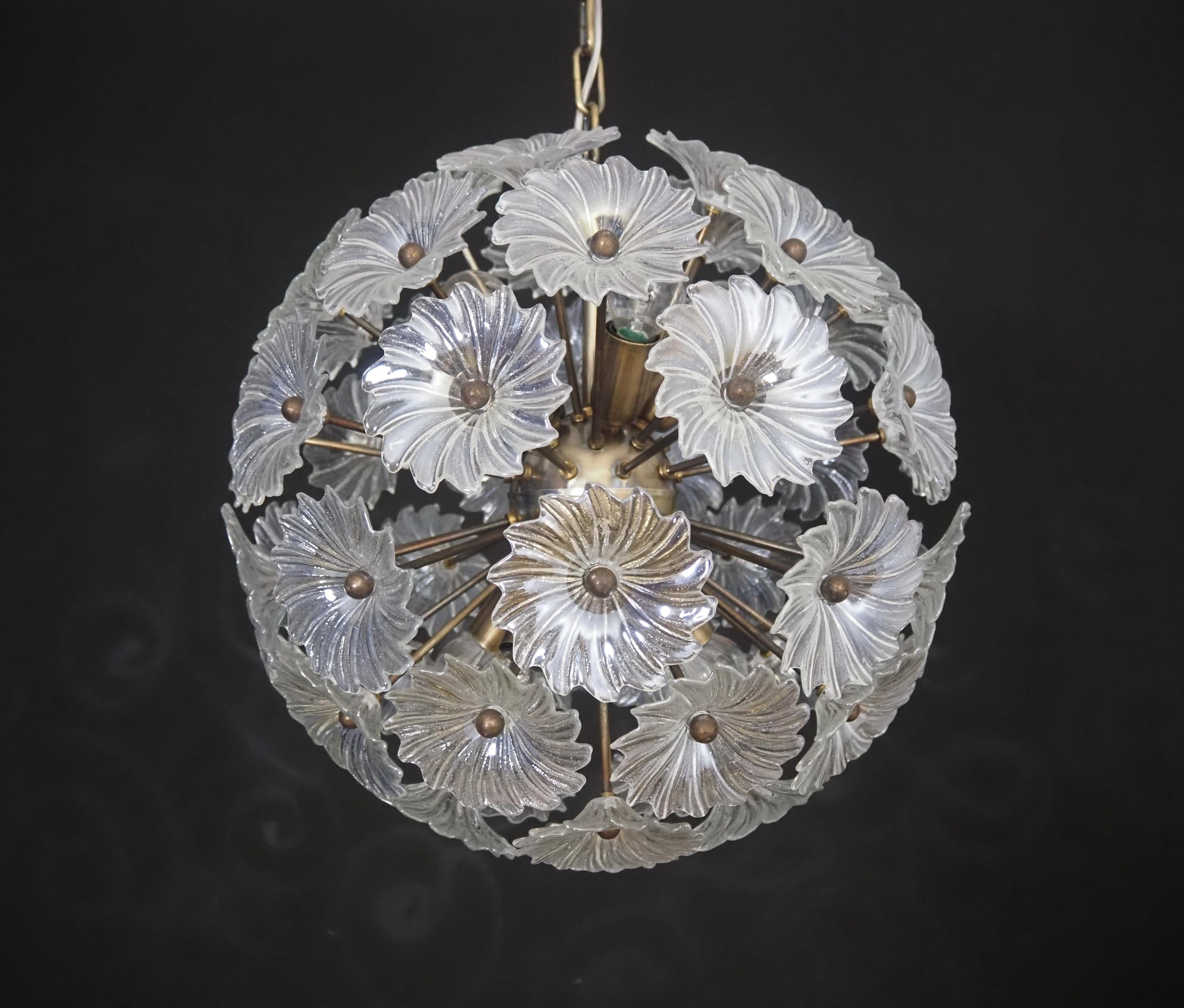 20th Century Vintage Sputnik Italian crystal chandelier - 51 Daisy clear glasses For Sale