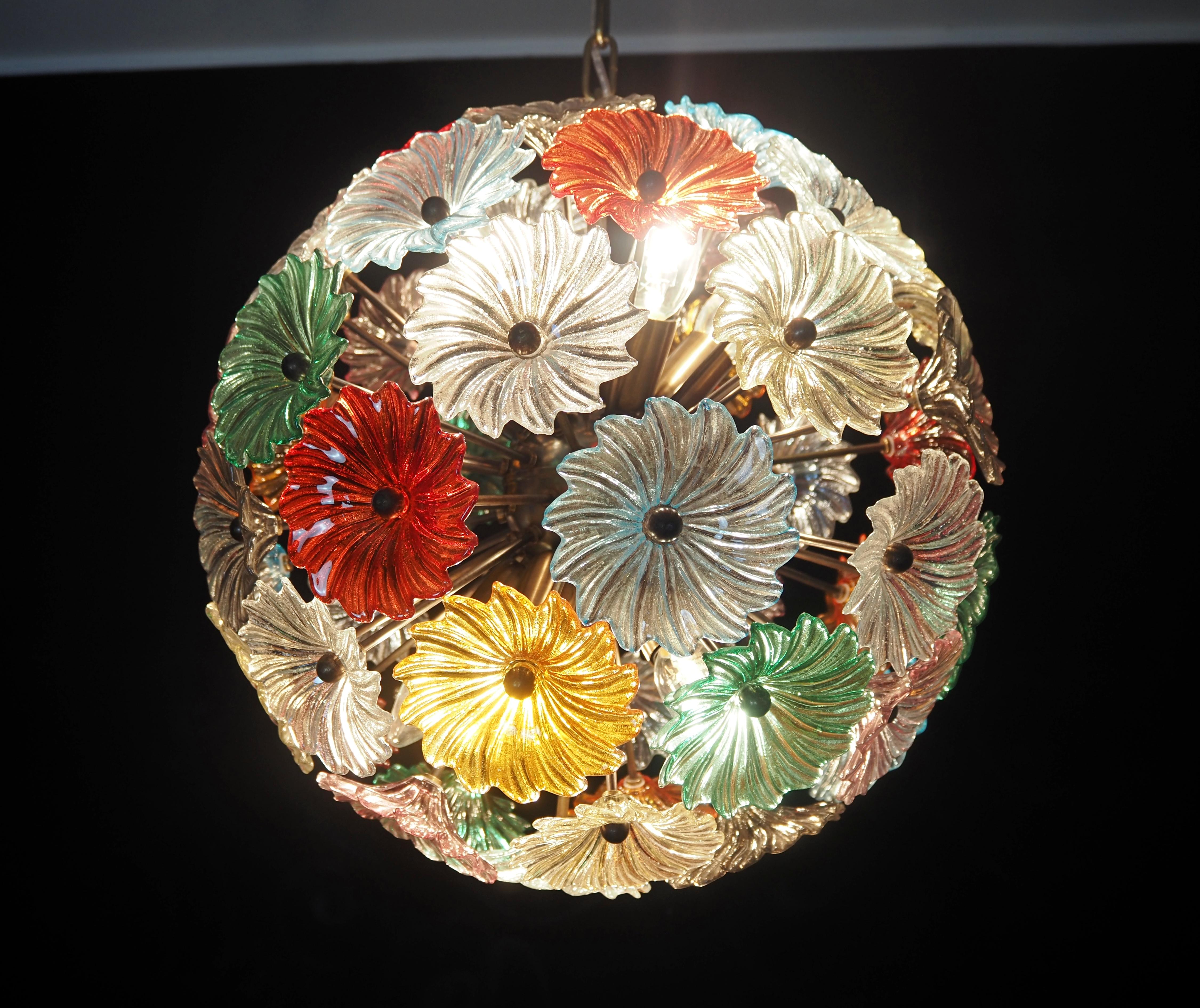Vintage Sputnik Italian crystal chandelier - 51 Daisy multicolored glasses For Sale 1