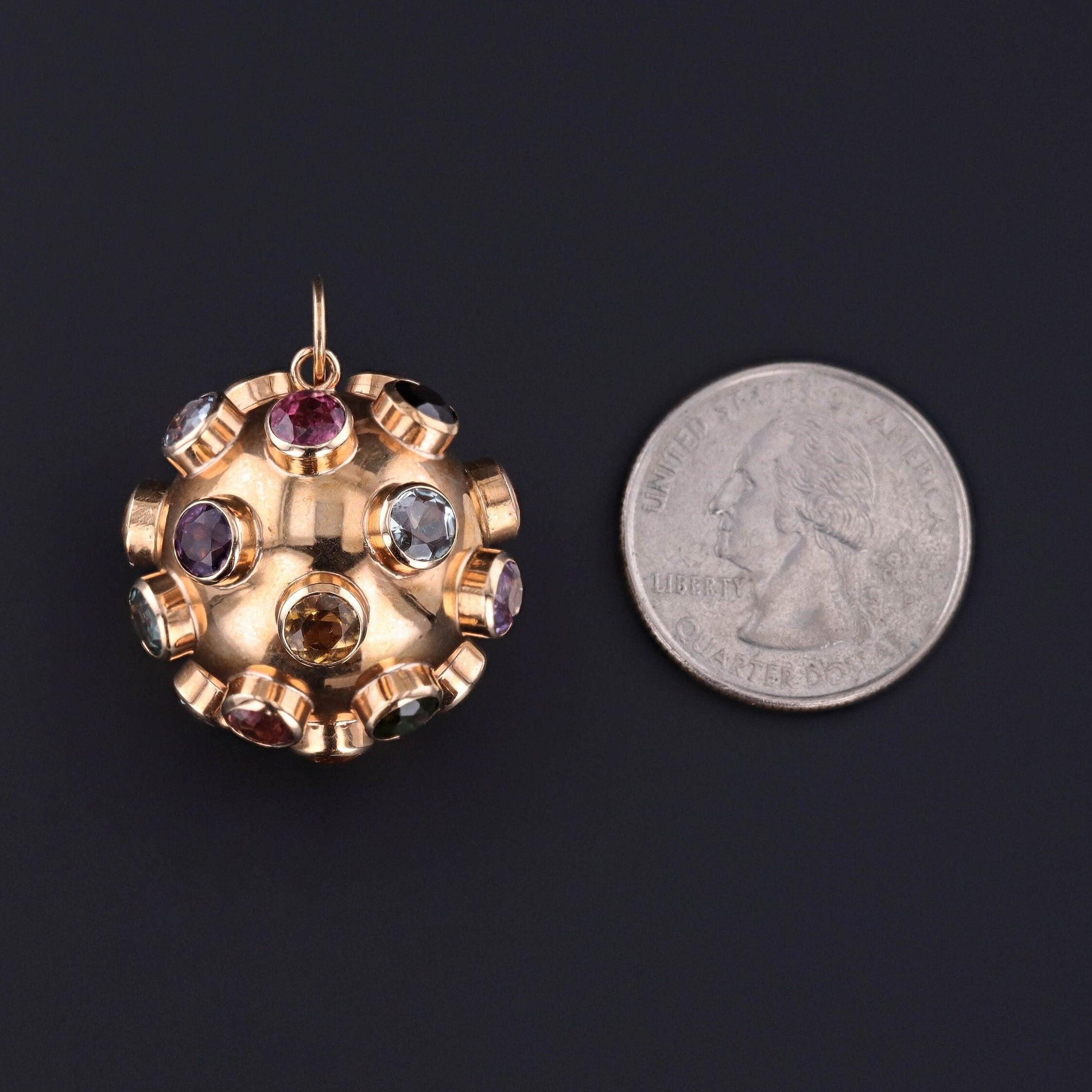 Ciondolo Sputnik vintage: Cattura lo spirito dell'era spaziale con questo ciondolo vintage degli anni '60, con uno splendido design ispirato al satellite Sputnik realizzato in oro 18 carati e impreziosito da una serie di gemme assortite.

Il pezzo