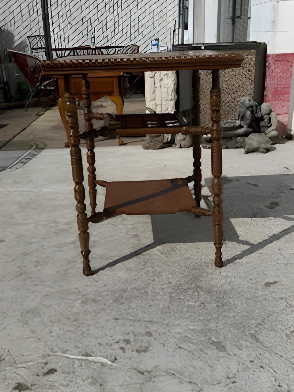 Tavolo con gambe quadrate tornite dell'Aesthetic Movement d'epoca.
Ha tre livelli, quello superiore è composto da trafori ben lavorati. 
I bordi vengono fatti scorrere.
H-29
L-24
W- 24