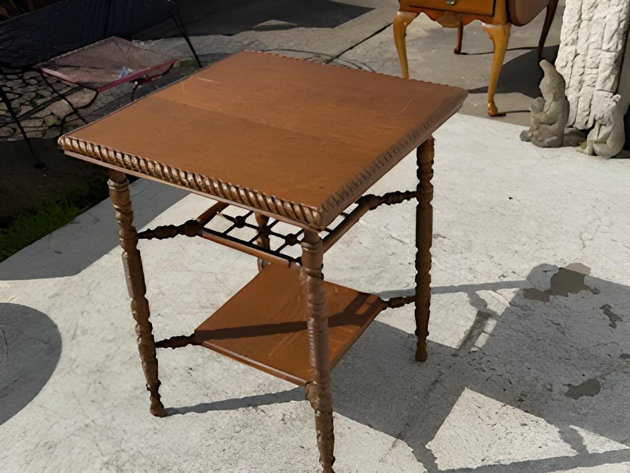Americano Tavolo quadrato in stile Aesthetic Movement d'epoca con gambe tornite in vendita