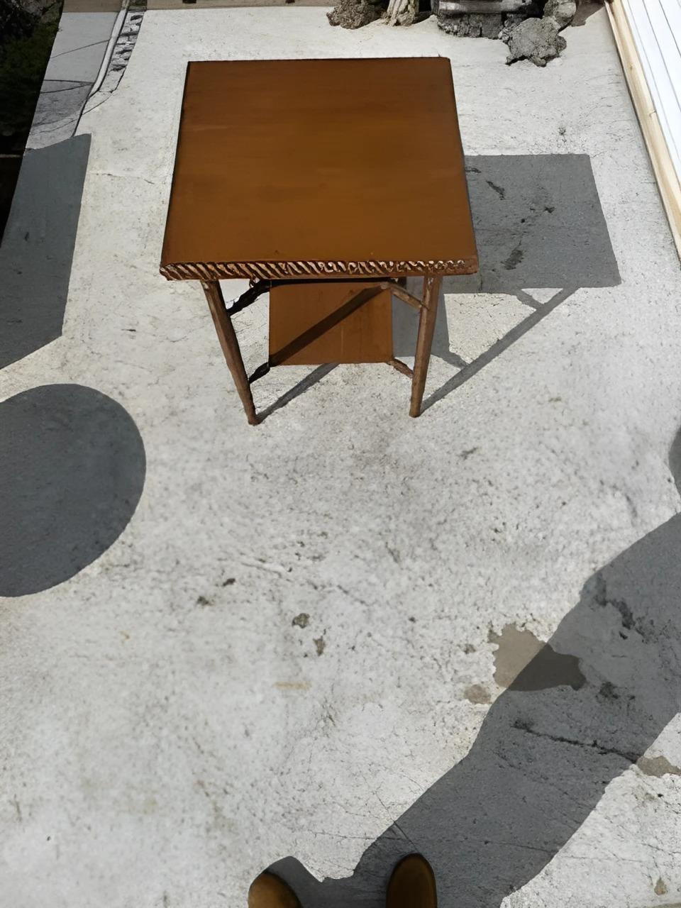 Tornito Tavolo quadrato in stile Aesthetic Movement d'epoca con gambe tornite in vendita
