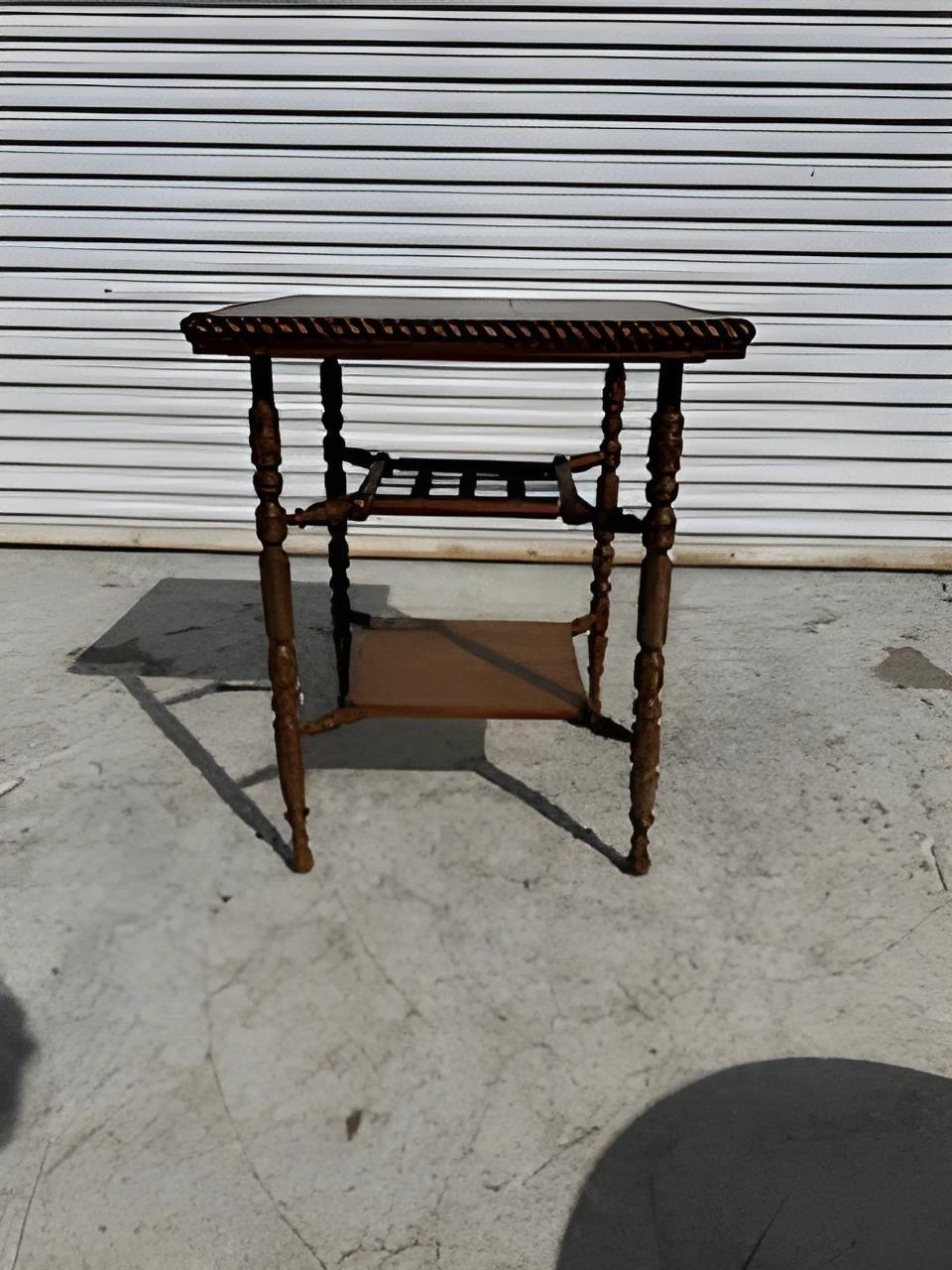 Tavolo quadrato in stile Aesthetic Movement d'epoca con gambe tornite In condizioni ottime in vendita a Pasadena, TX