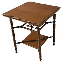 Mesa cuadrada estilo Vintage Aesthetic Movement con patas torneadas
