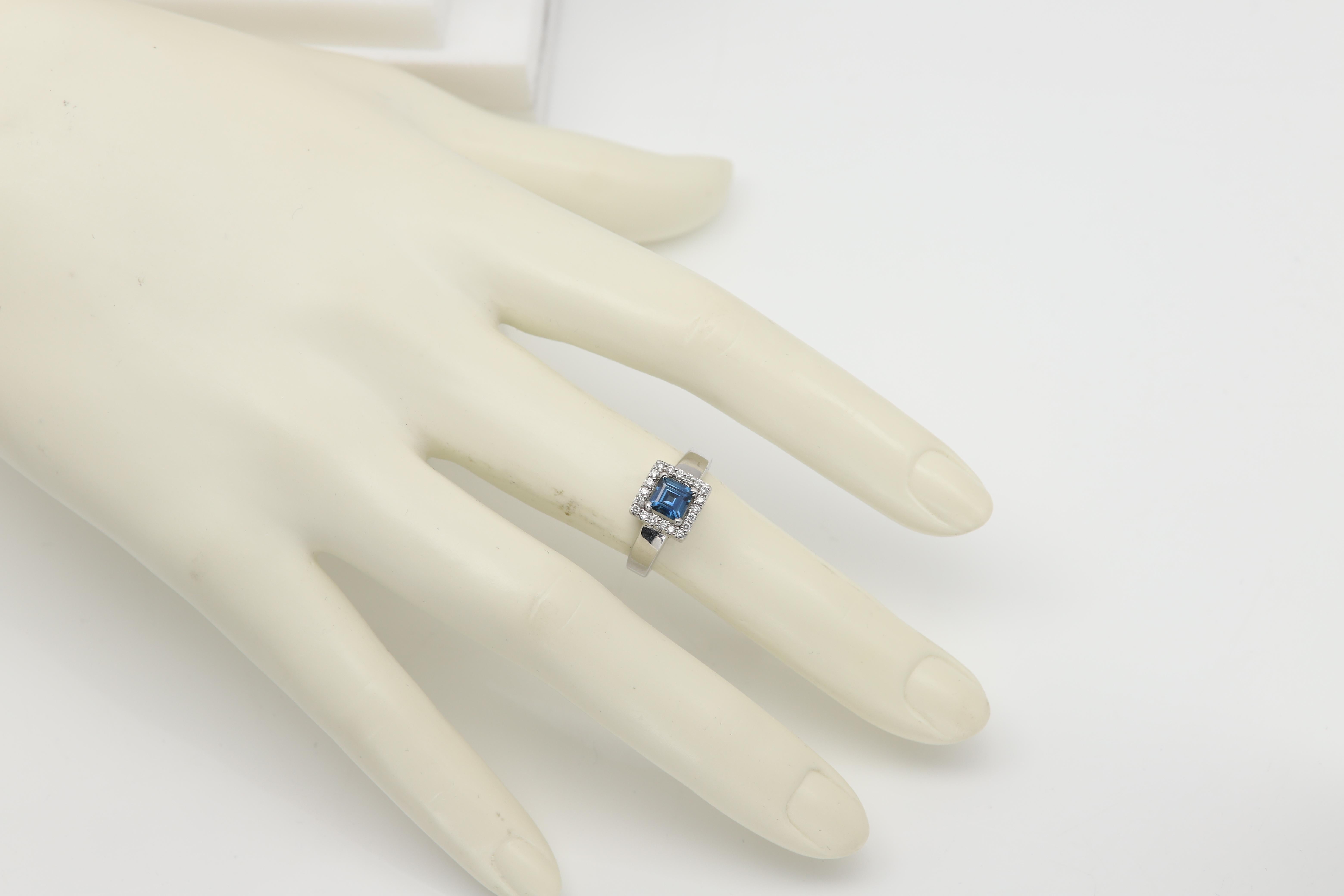 Anillo vintage de diamantes y topacio 
Cuadrado Piedra y diseño
Piedra central  5 x 5 mm
Topax de Londres (azul oscuro)
pequeño Diamante alrededor 
Todas las piedras son naturales 
Dedo talla 6
Oro blanco 14k aprox 5,5 gramos
De segunda mano en