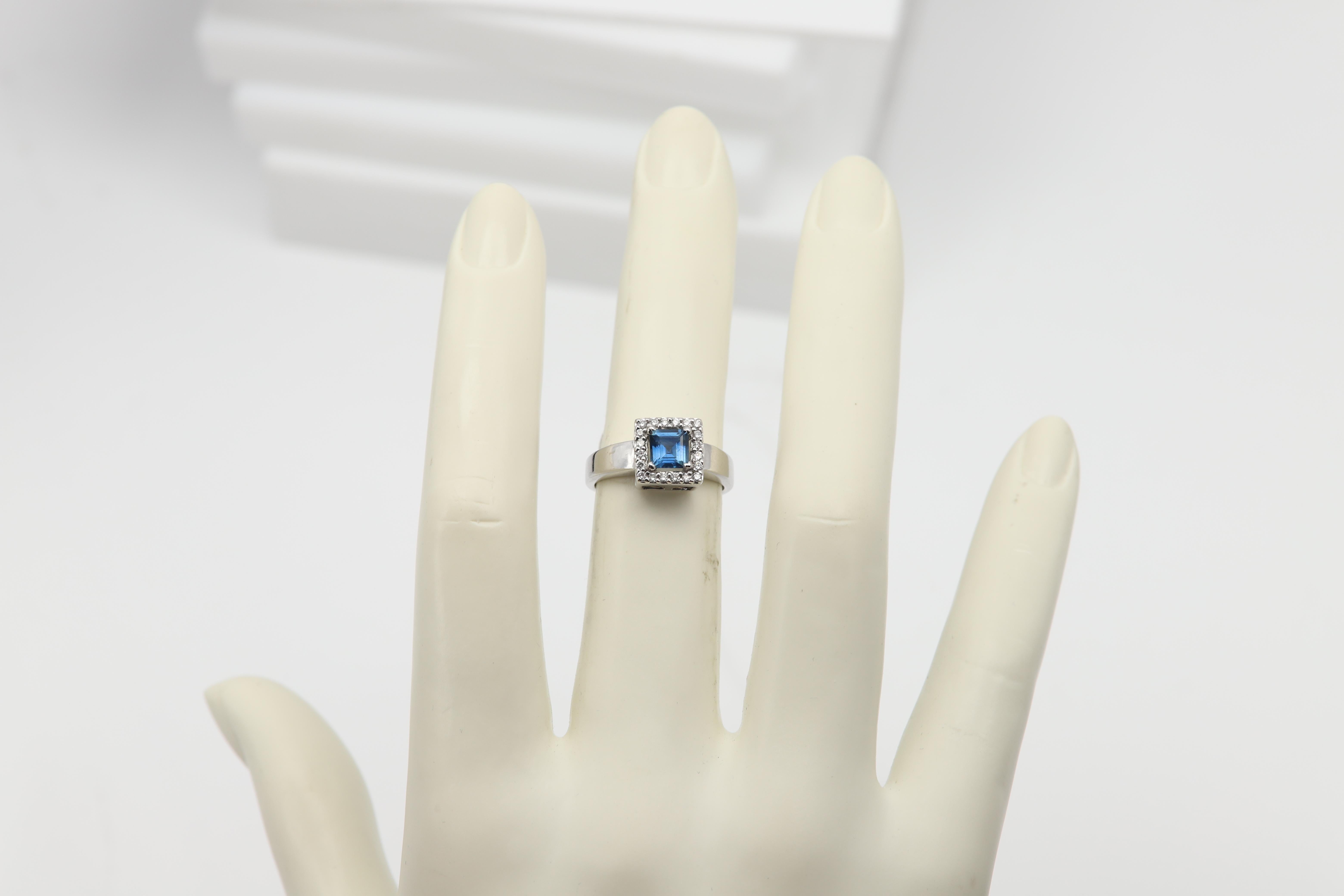 Anillo Vintage Cuadrado de Topacio Azul de Londres y Diamante Oro Blanco de 14 Kilates Corte cuadrado en venta