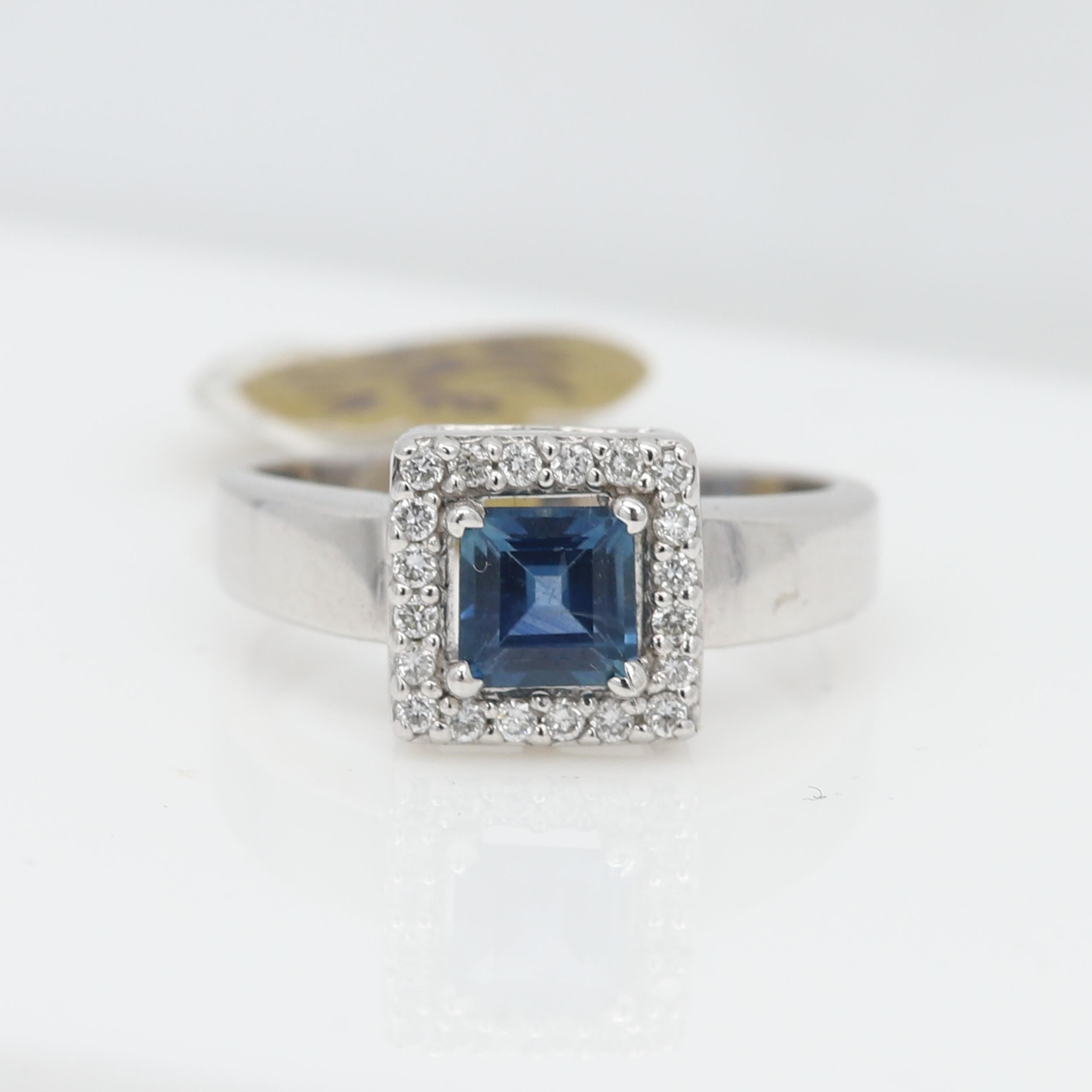 Anillo Vintage Cuadrado de Topacio Azul de Londres y Diamante Oro Blanco de 14 Kilates en Excelente estado para la venta en Brooklyn, NY