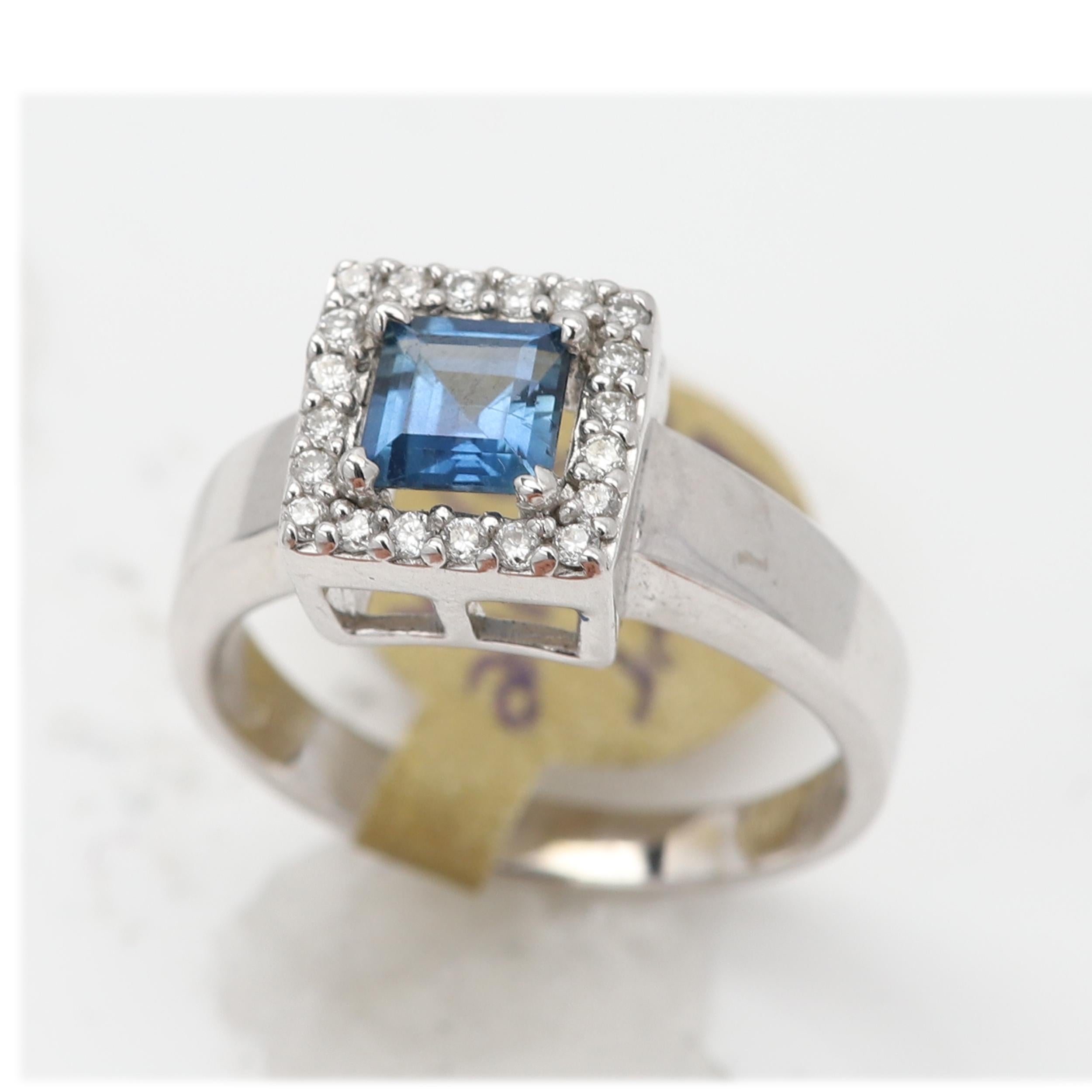 Anillo Vintage Cuadrado de Topacio Azul de Londres y Diamante Oro Blanco de 14 Kilates en venta 1