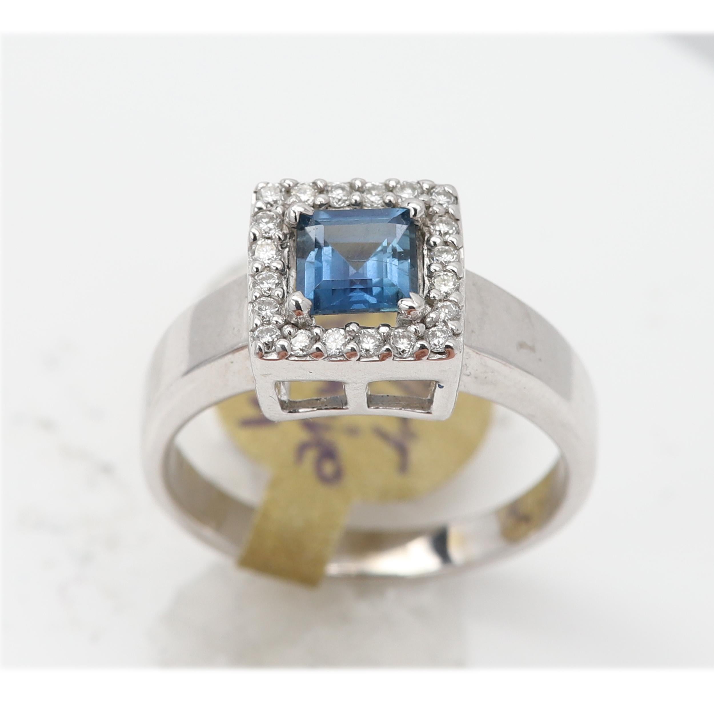 Anillo Vintage Cuadrado de Topacio Azul de Londres y Diamante Oro Blanco de 14 Kilates en venta 2