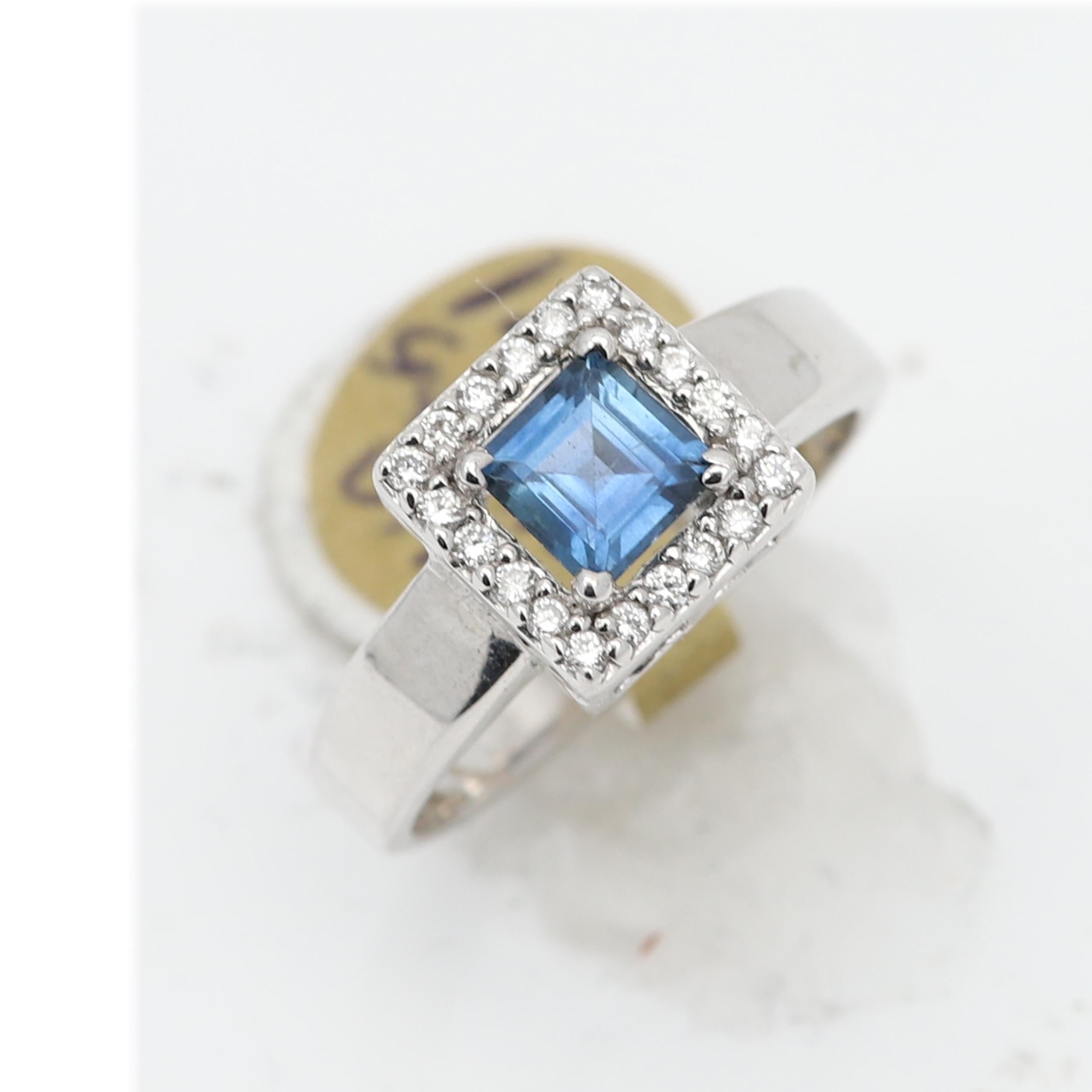 Anillo Vintage Cuadrado de Topacio Azul de Londres y Diamante Oro Blanco de 14 Kilates en venta 3