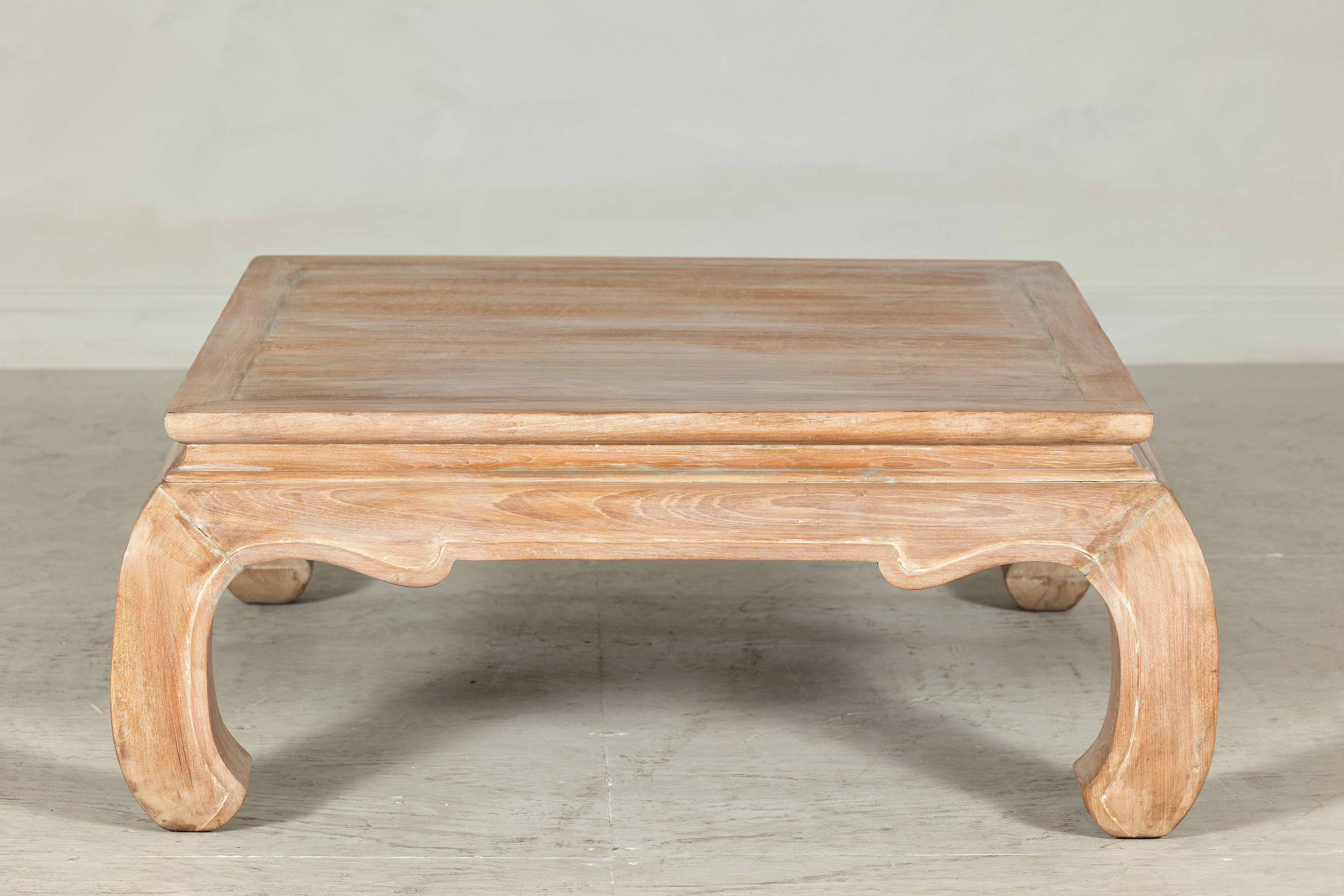 Mesa de centro cuadrada vintage con patas Chow de madera clara Tailandés en venta