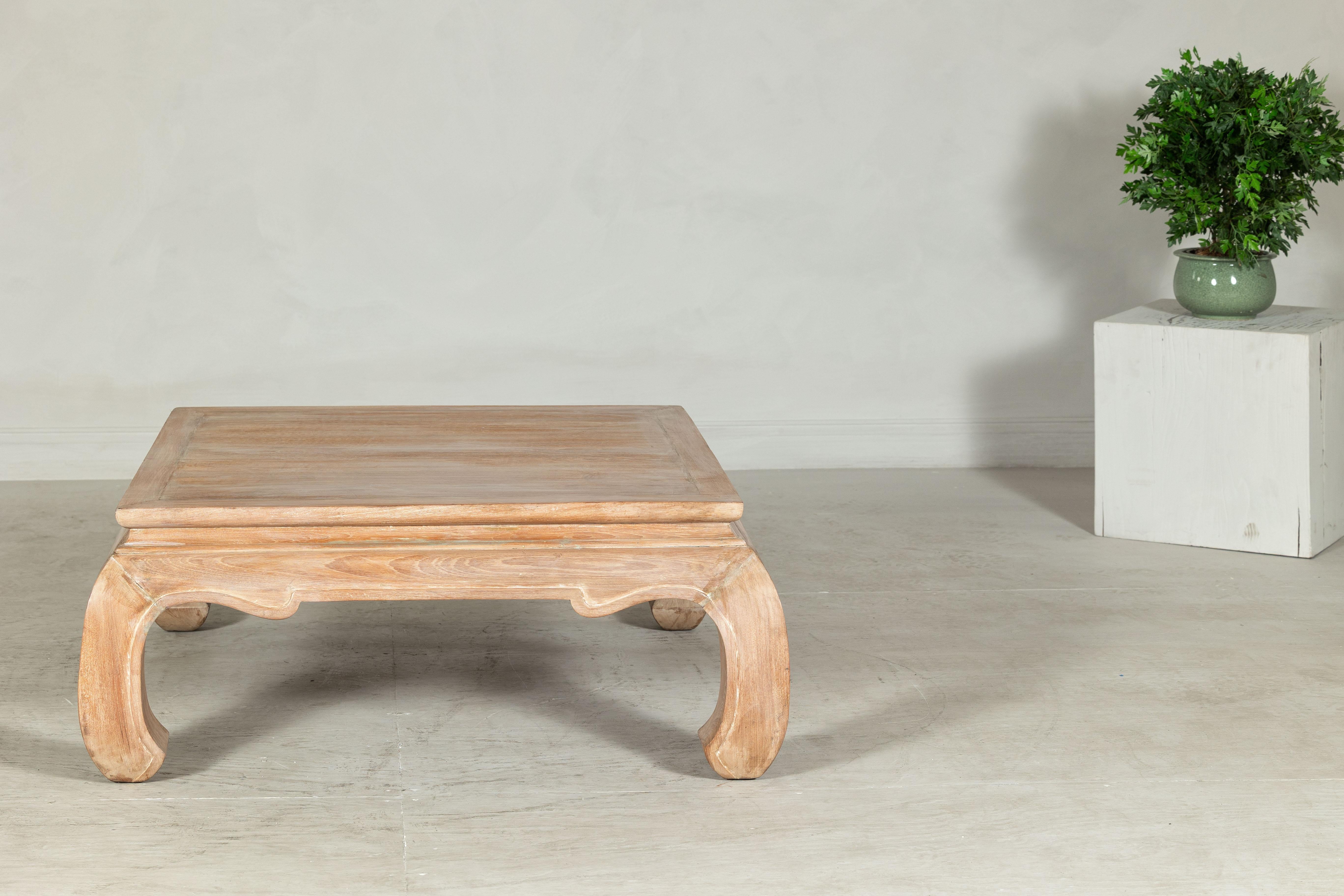 Mesa de centro cuadrada vintage con patas Chow de madera clara Blanqueado en venta