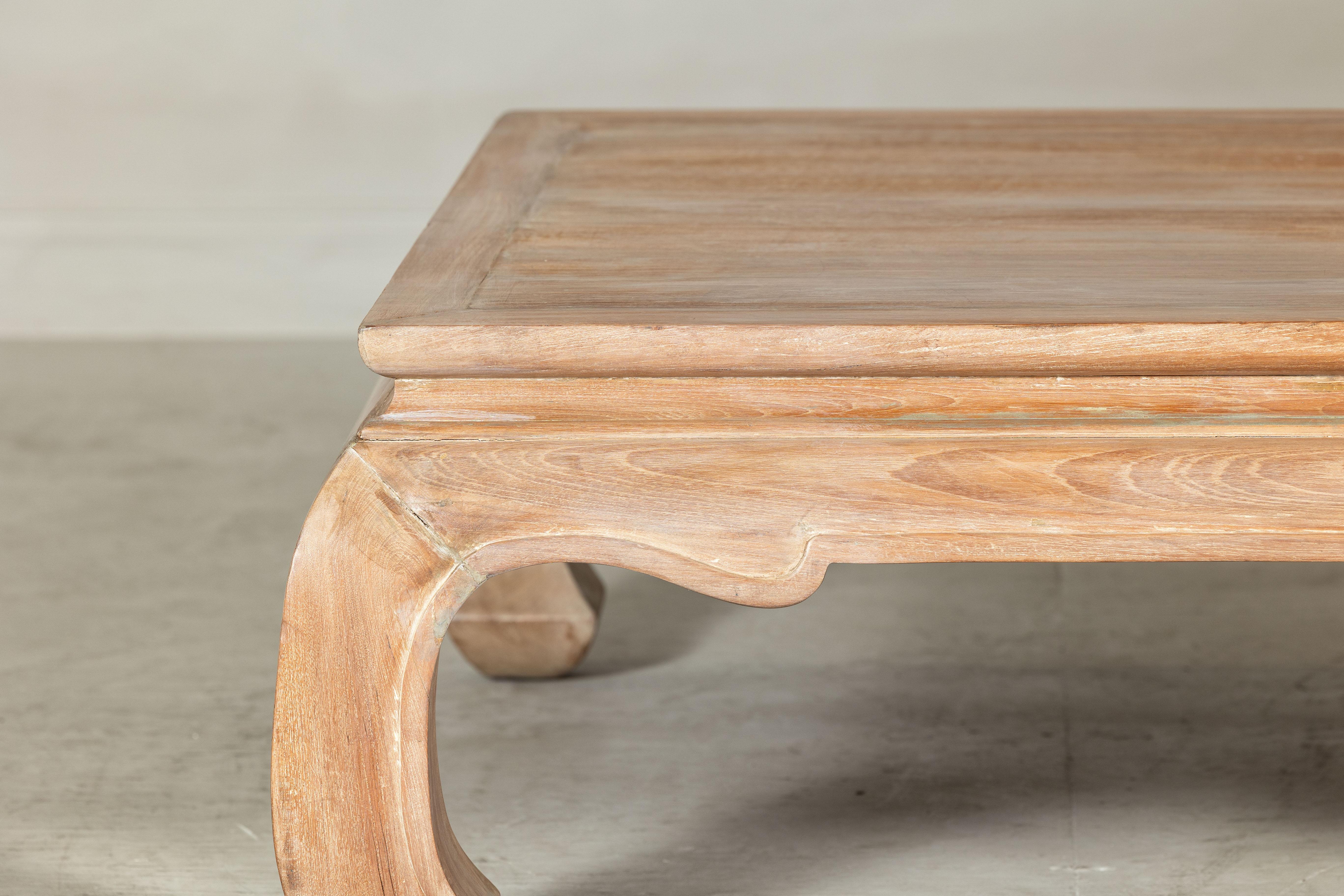 Mesa de centro cuadrada vintage con patas Chow de madera clara siglo XX en venta