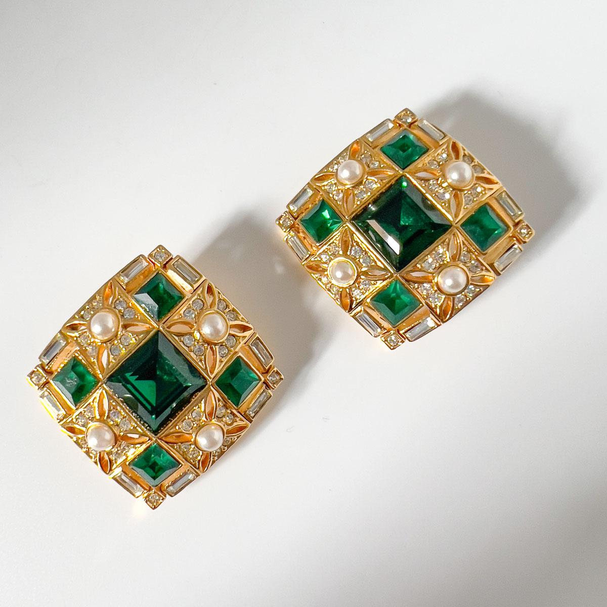 A spectacular pair of Vintage Emerald Crystal Earrings. Grand and luxurious with square cut emerald crystal stones and pearl accents these timeless clips will take your style to new heights.
An unsigned beauty. A rare treasure. Just because a jewel
