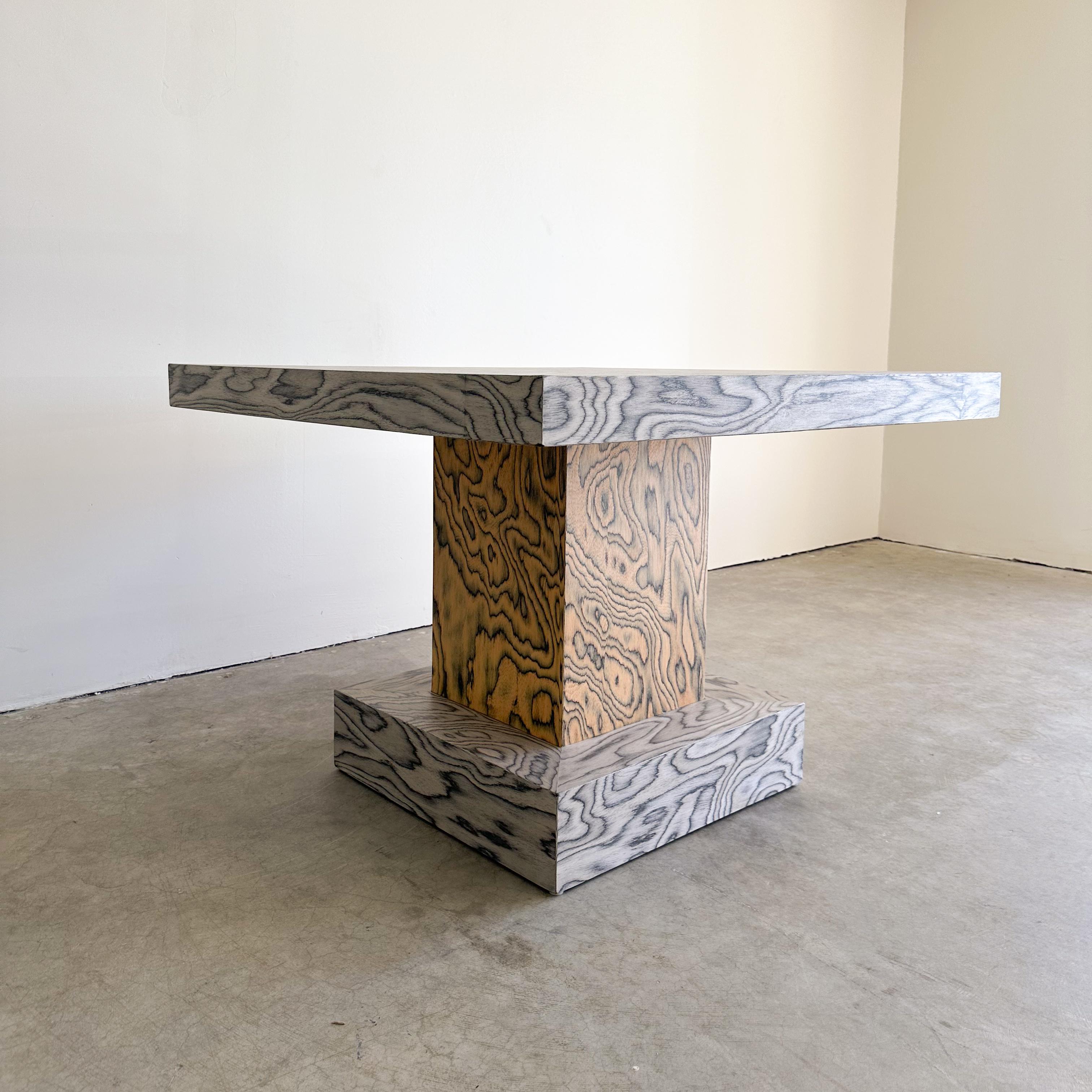 Quadratischer Vintage-Esstisch, Spieltisch mit Ettore Sottsass-Furnier, Postmodern (Holz) im Angebot