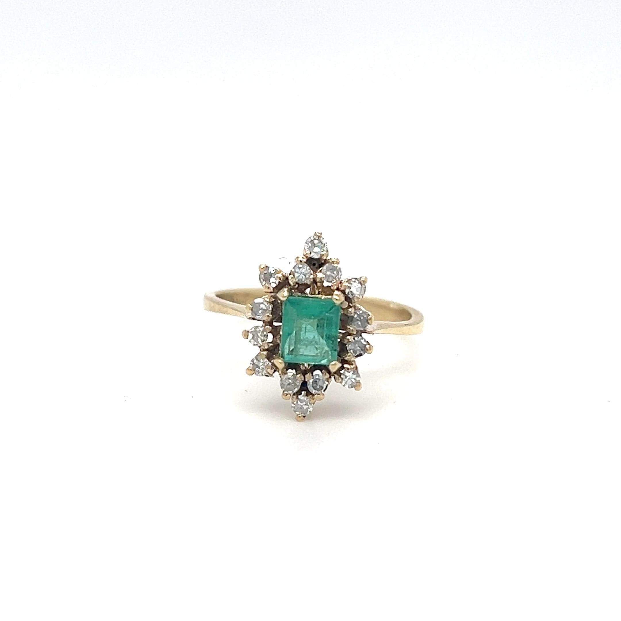 Erleben Sie zeitlose Eleganz mit diesem wunderschönen Smaragd- und Diamantring im Vintage-Stil. Dieser Ring aus 14-karätigem Gelbgold besteht aus einem quadratisch geschliffenen Smaragd mit einem Gewicht von ca. 0,80 Karat, der von 14 glitzernden,