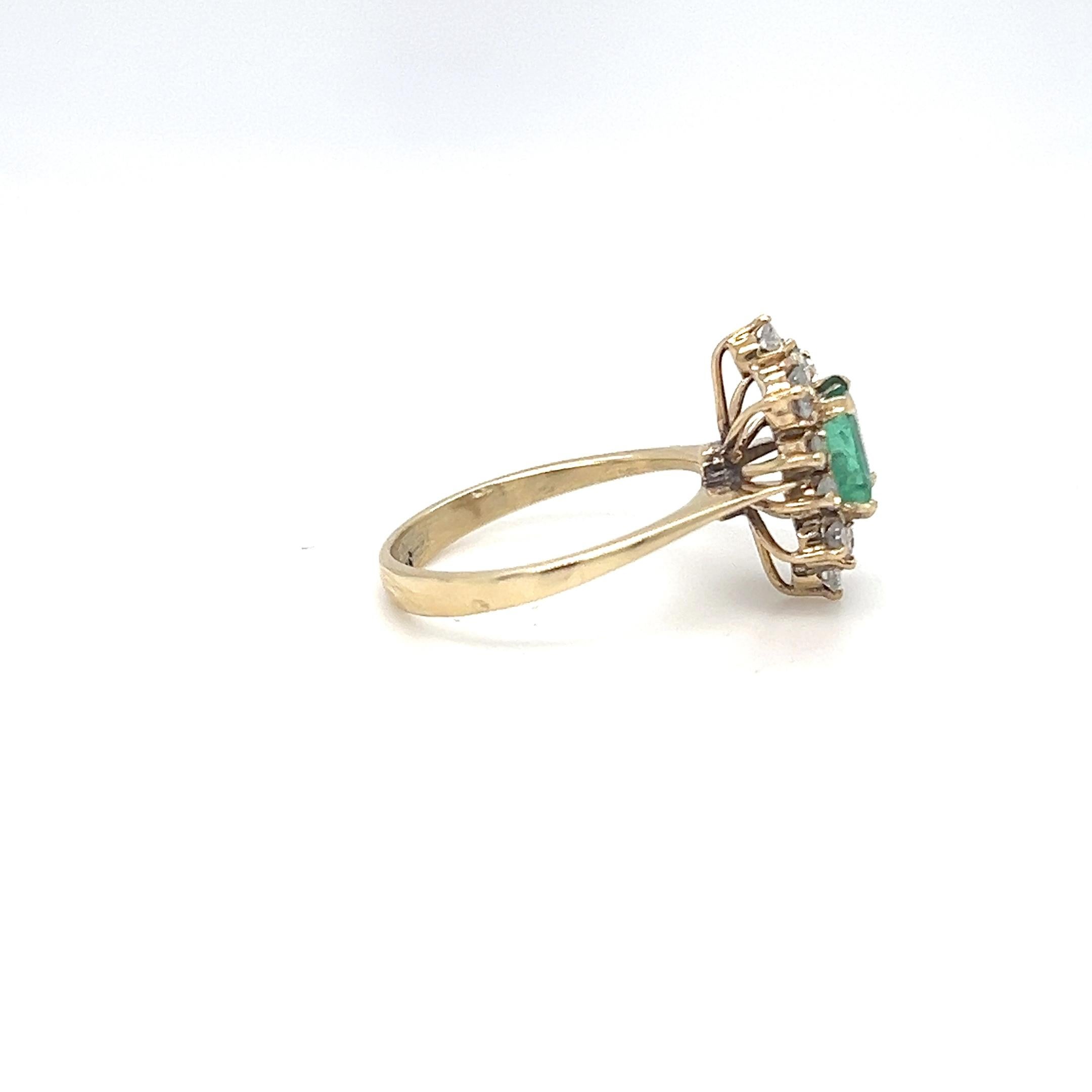 Quadratischer Smaragd- und Diamantring aus 14 Karat Gelbgold mit Einzelschliff Damen im Angebot