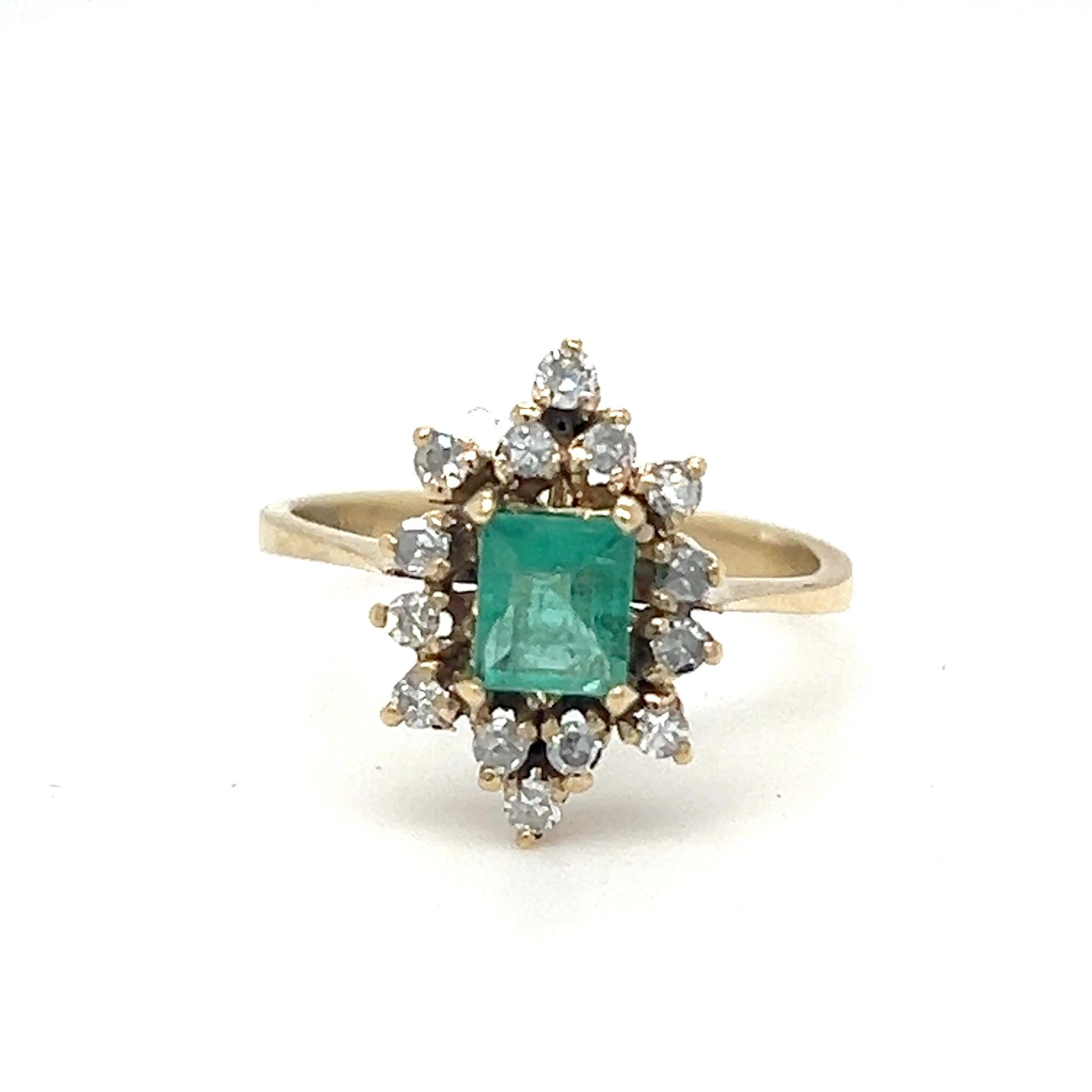 Quadratischer Smaragd- und Diamantring aus 14 Karat Gelbgold mit Einzelschliff im Angebot 1