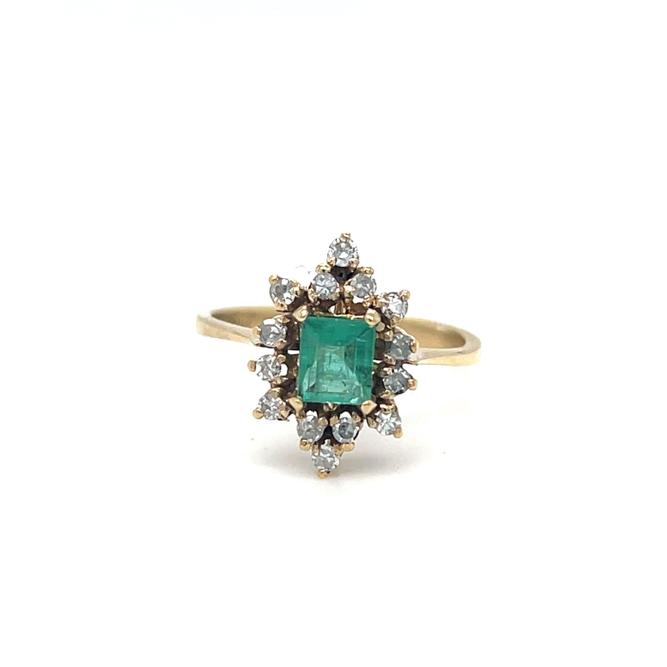 Quadratischer Smaragd- und Diamantring aus 14 Karat Gelbgold mit Einzelschliff im Angebot 3