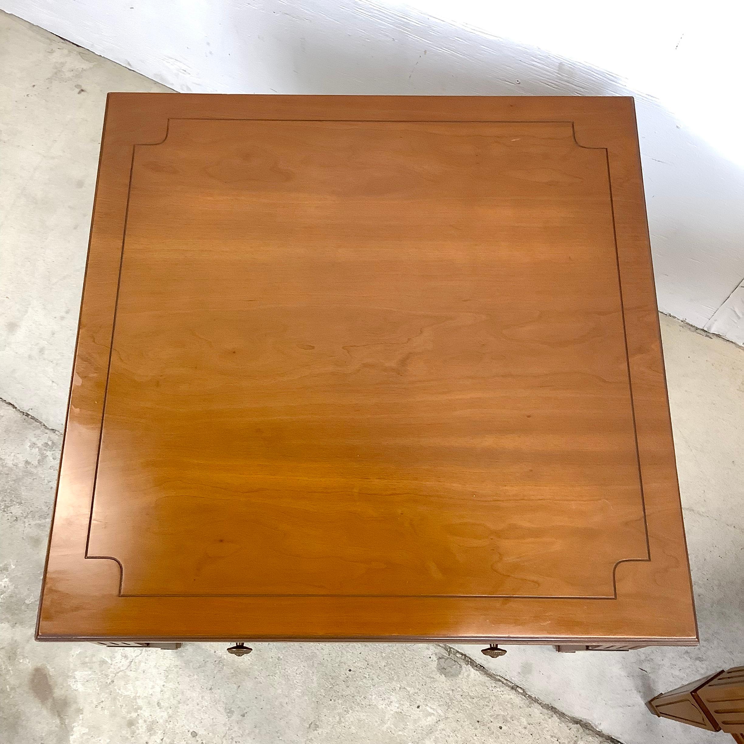Paire de tables d'extrémité carrées vintage avec tiroir unique par Mersman Furniture Bon état - En vente à Trenton, NJ