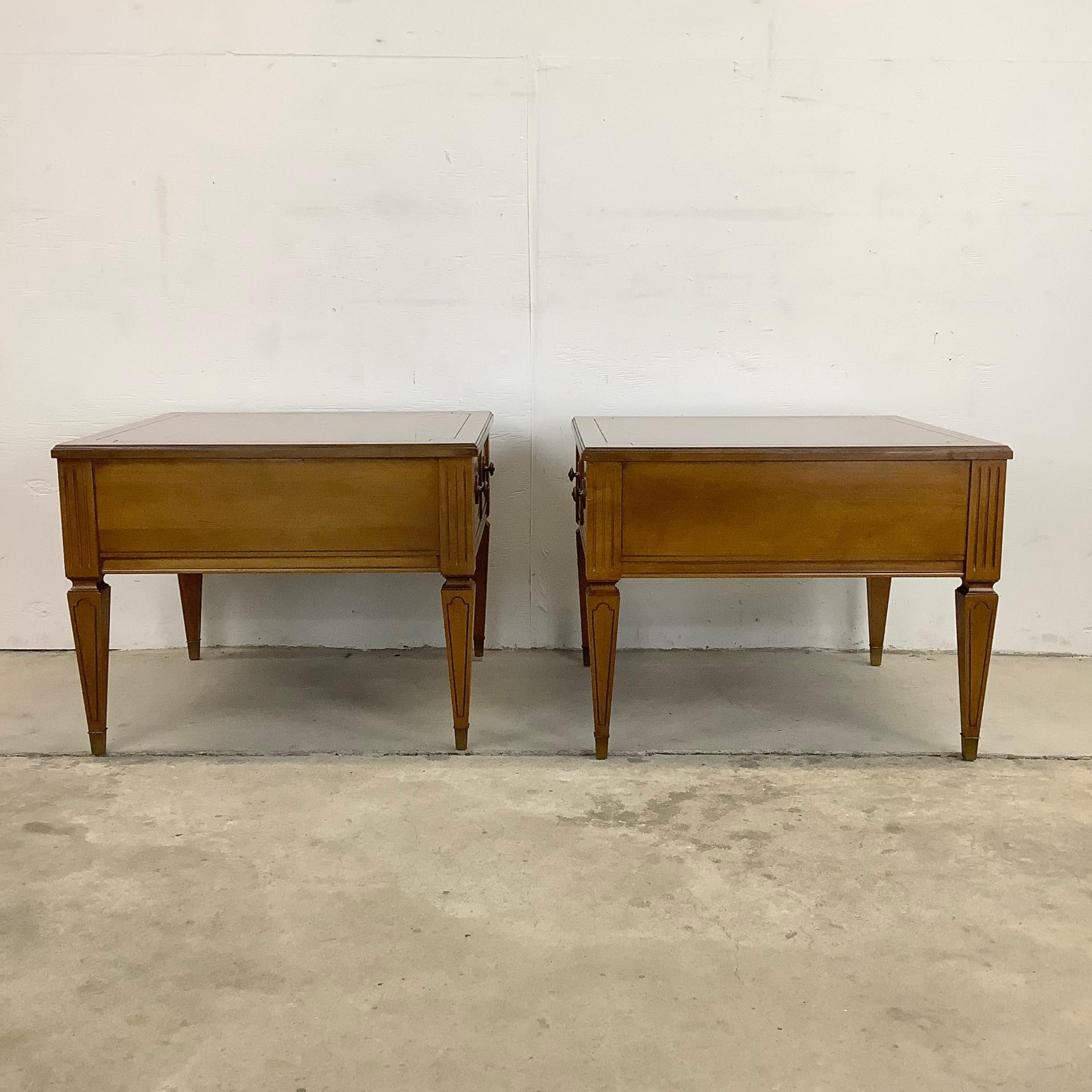 20ième siècle Paire de tables d'extrémité carrées vintage avec tiroir unique par Mersman Furniture en vente
