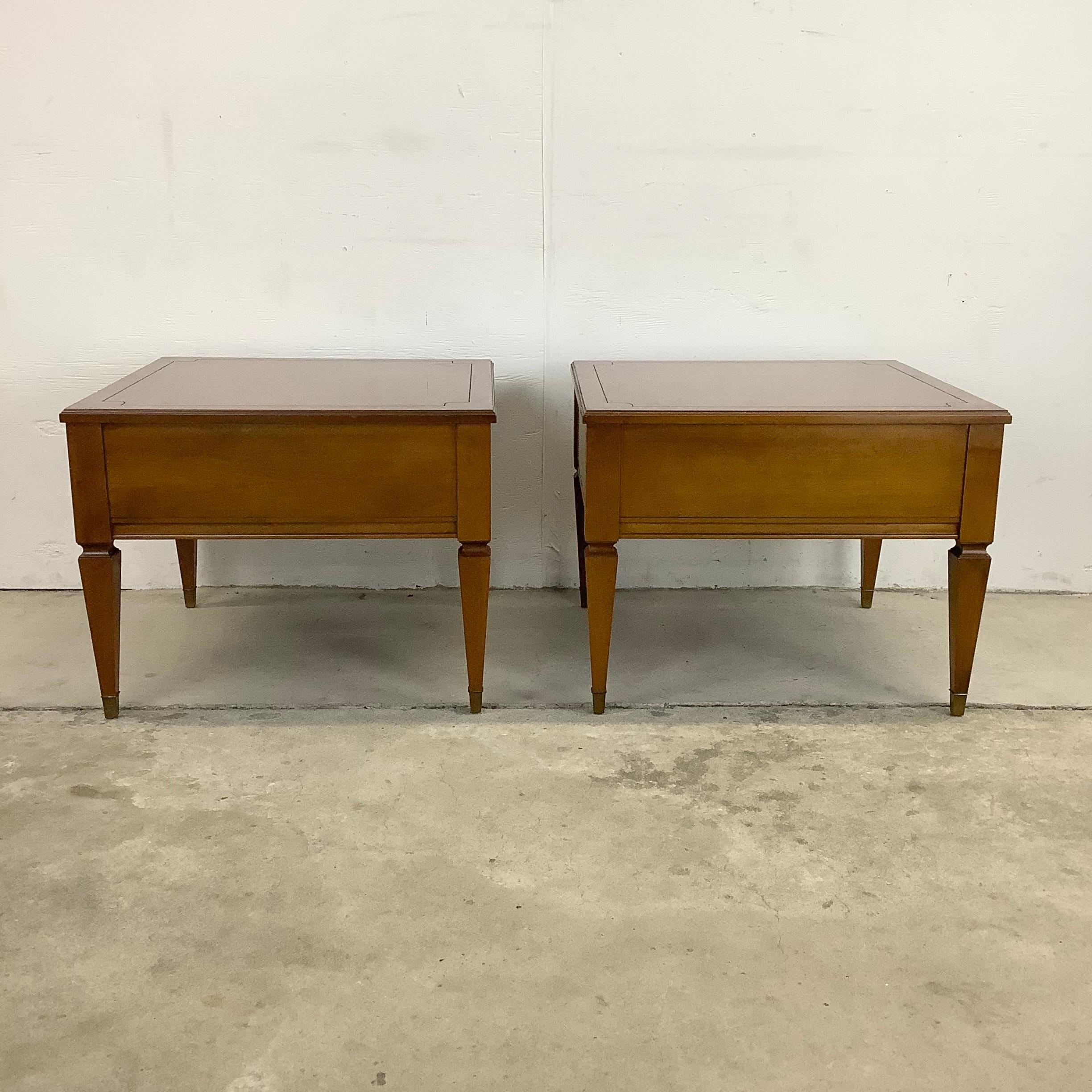 Bois Paire de tables d'extrémité carrées vintage avec tiroir unique par Mersman Furniture en vente