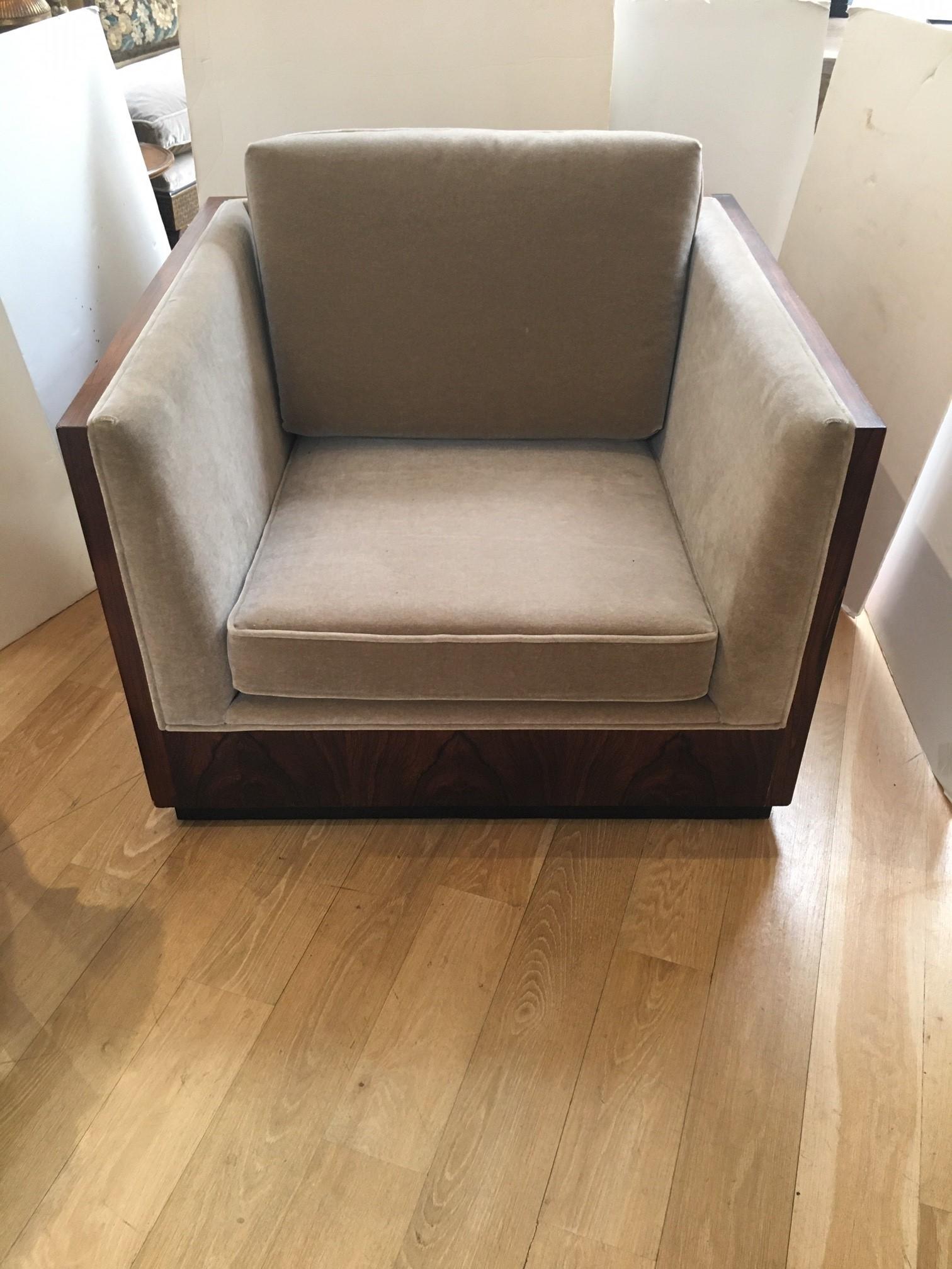 Vintage Milo Baughman Lounge Chair, cassa di forma quadrata impiallacciata in palissandro e rivestita di recente in mohair grigio, il pezzo è in condizioni di usato, un piccolo graffio nella parte inferiore dell'impiallacciatura dello schienale, la